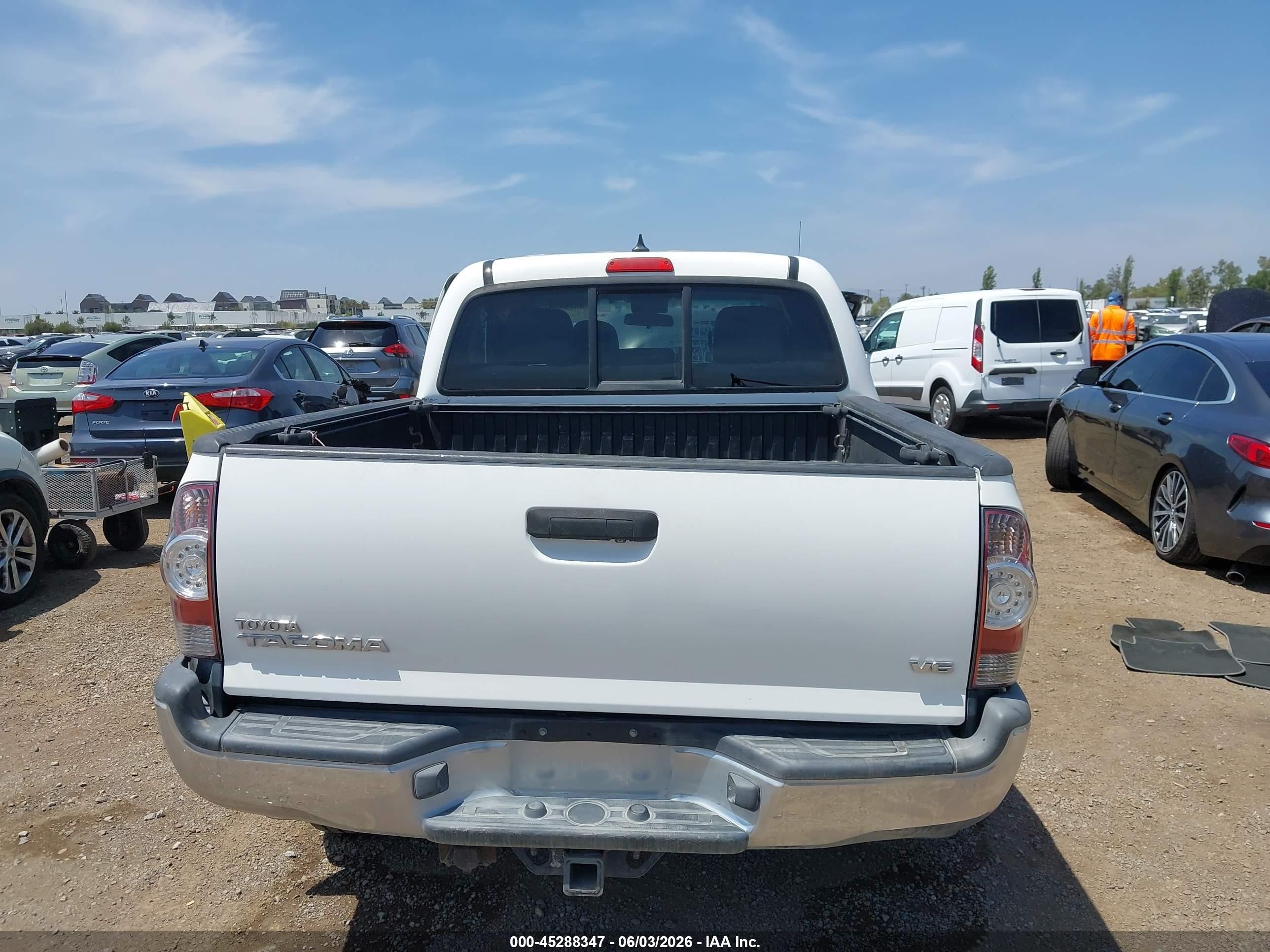 2015 Toyota Tacoma Base V6 White vin: 3TMLU4EN5FM175637