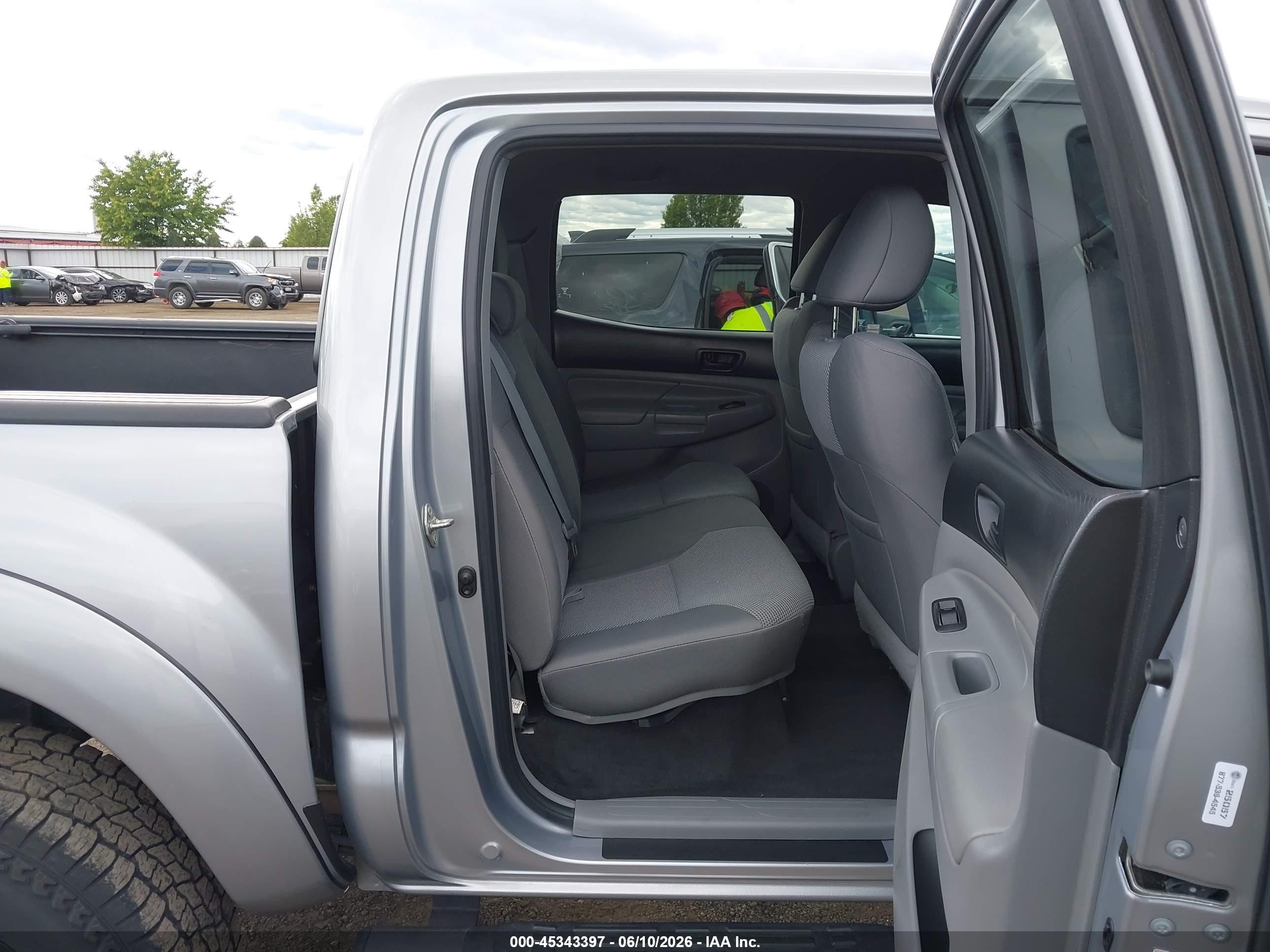 2015 Toyota Tacoma Base V6 Silver vin: 3TMLU4EN5FM184371