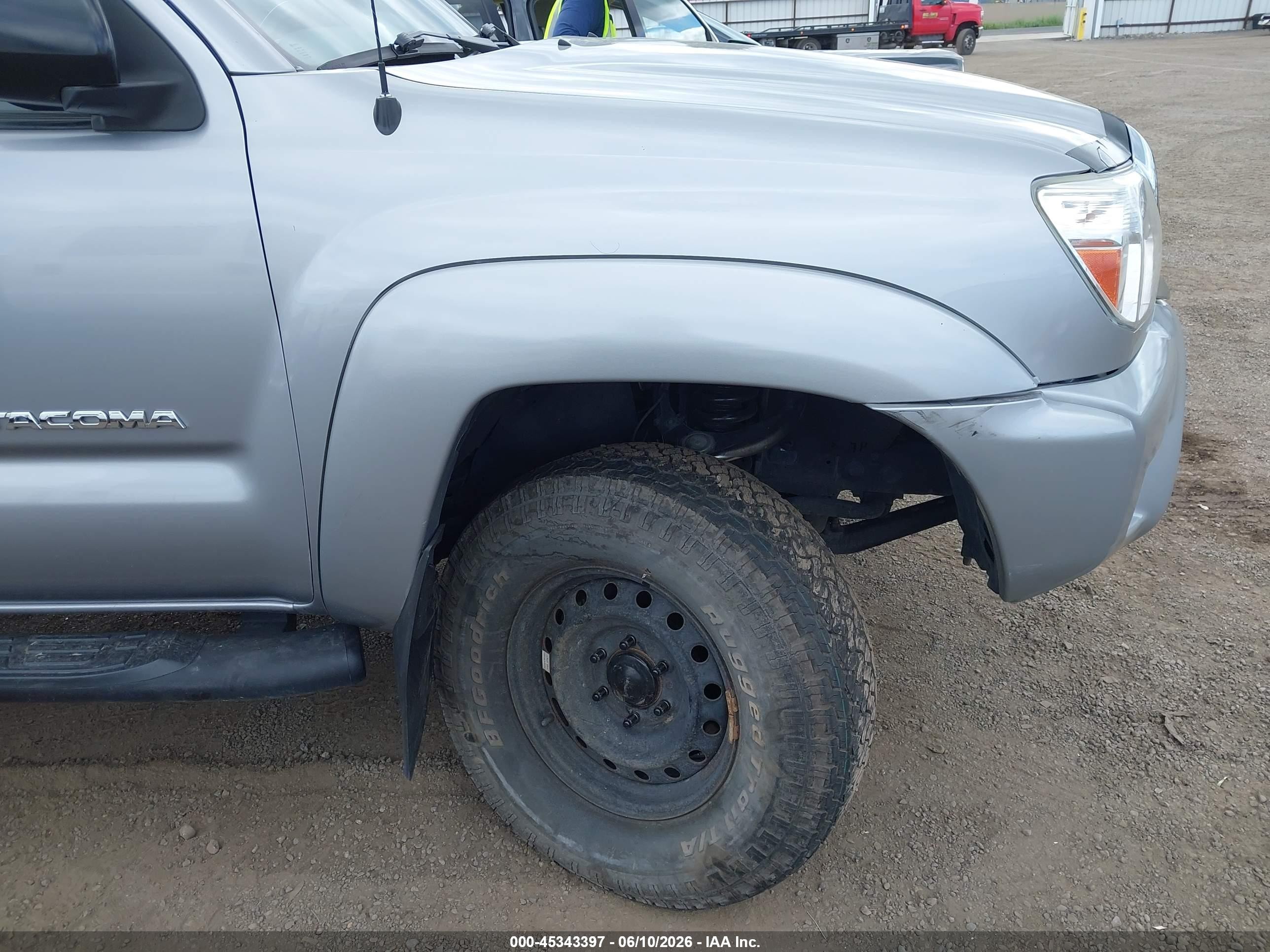 2015 Toyota Tacoma Base V6 Silver vin: 3TMLU4EN5FM184371