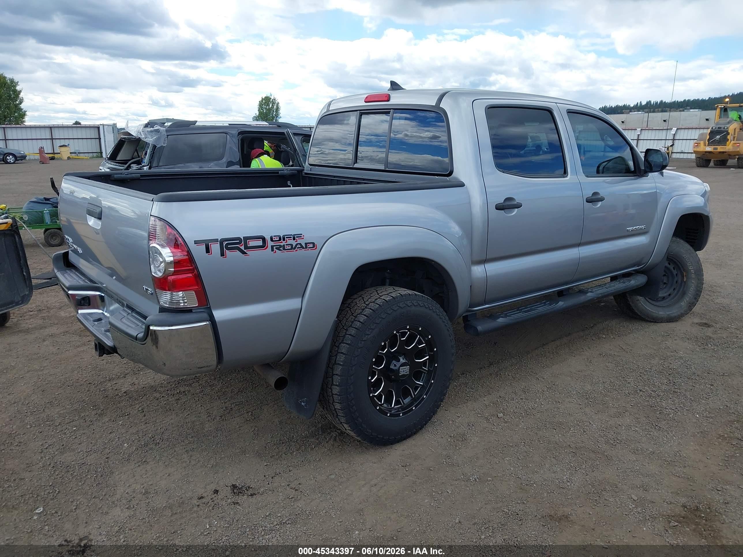 2015 Toyota Tacoma Base V6 Silver vin: 3TMLU4EN5FM184371