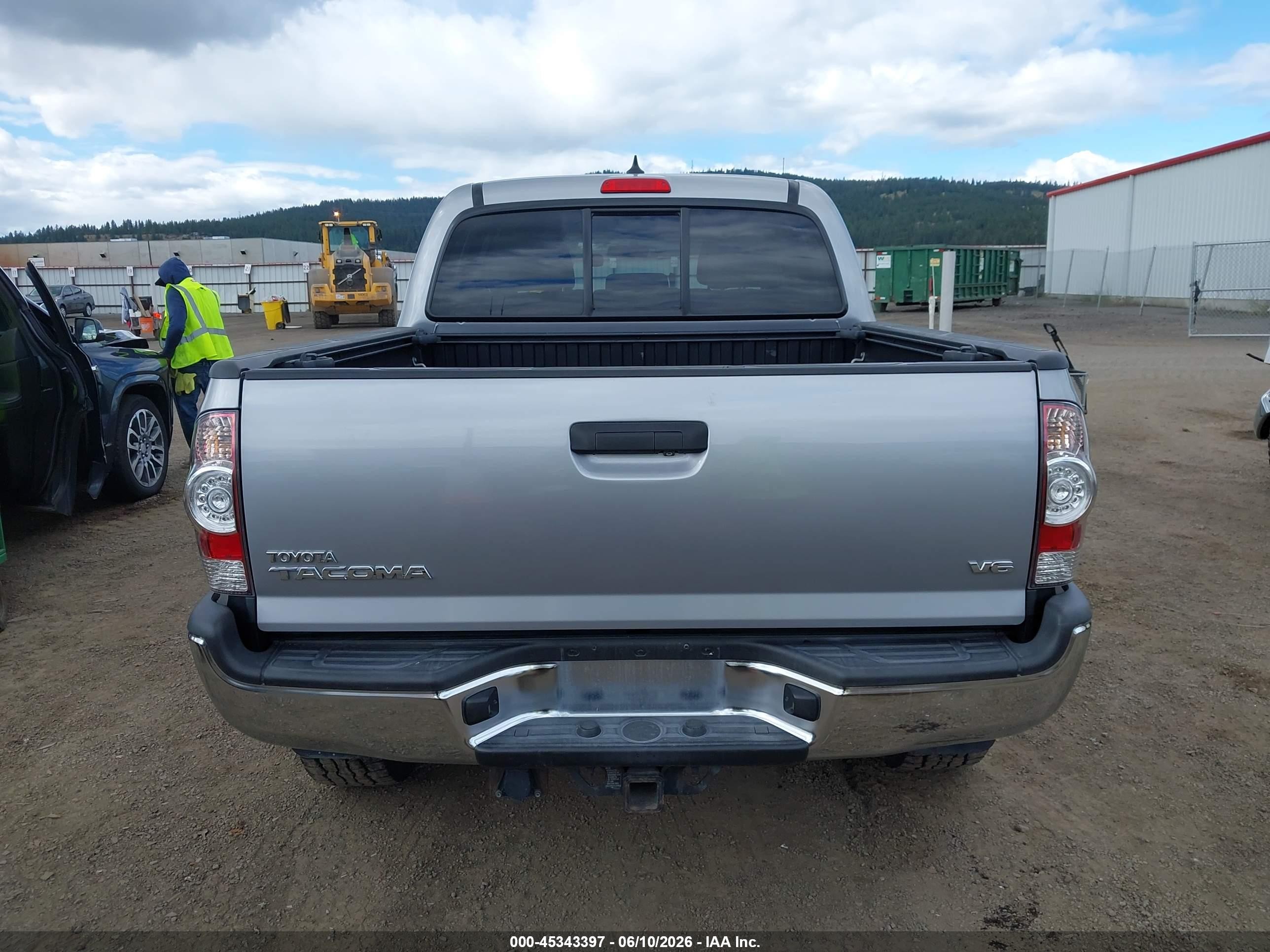 2015 Toyota Tacoma Base V6 Silver vin: 3TMLU4EN5FM184371