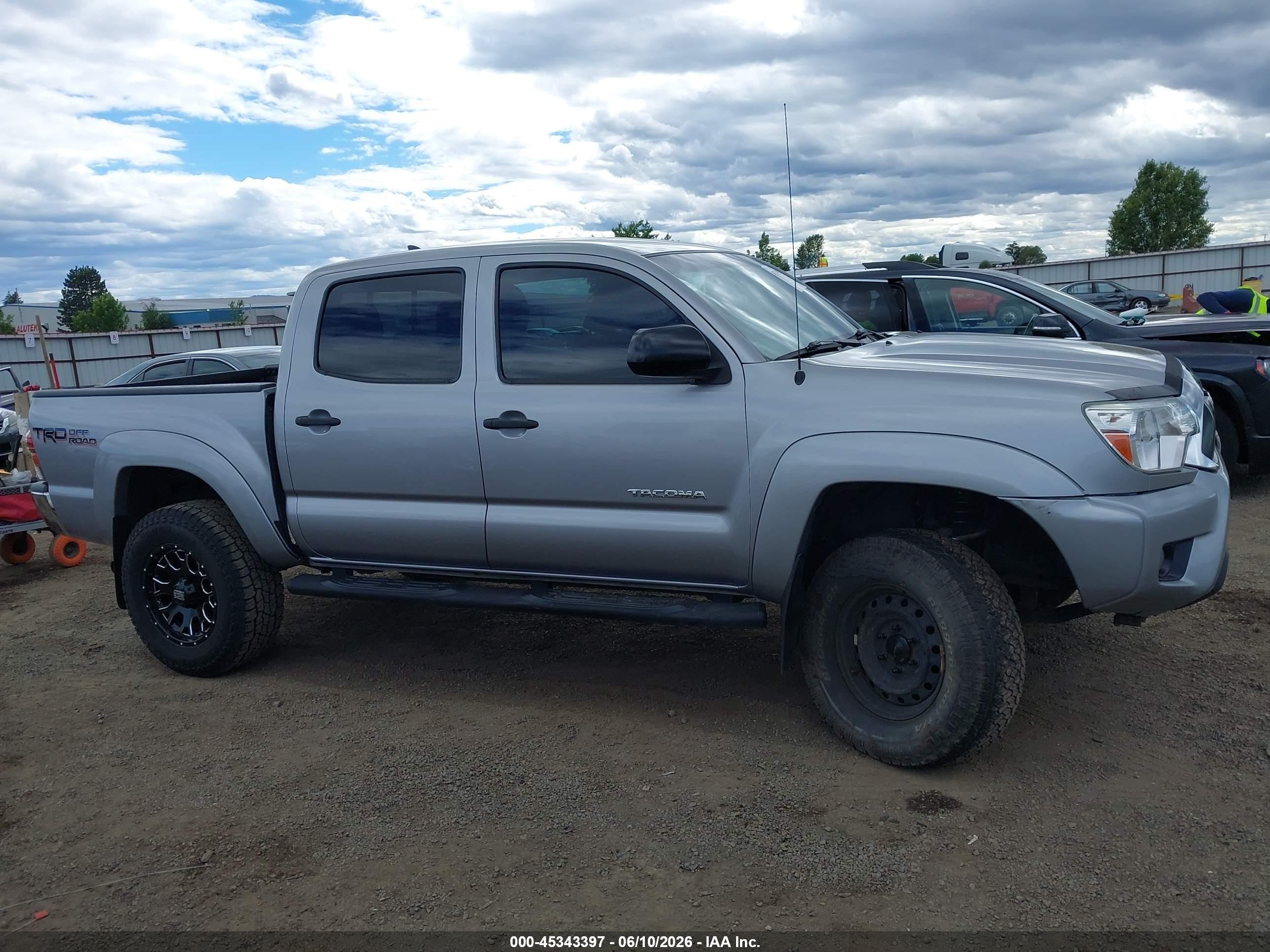 2015 Toyota Tacoma Base V6 Silver vin: 3TMLU4EN5FM184371