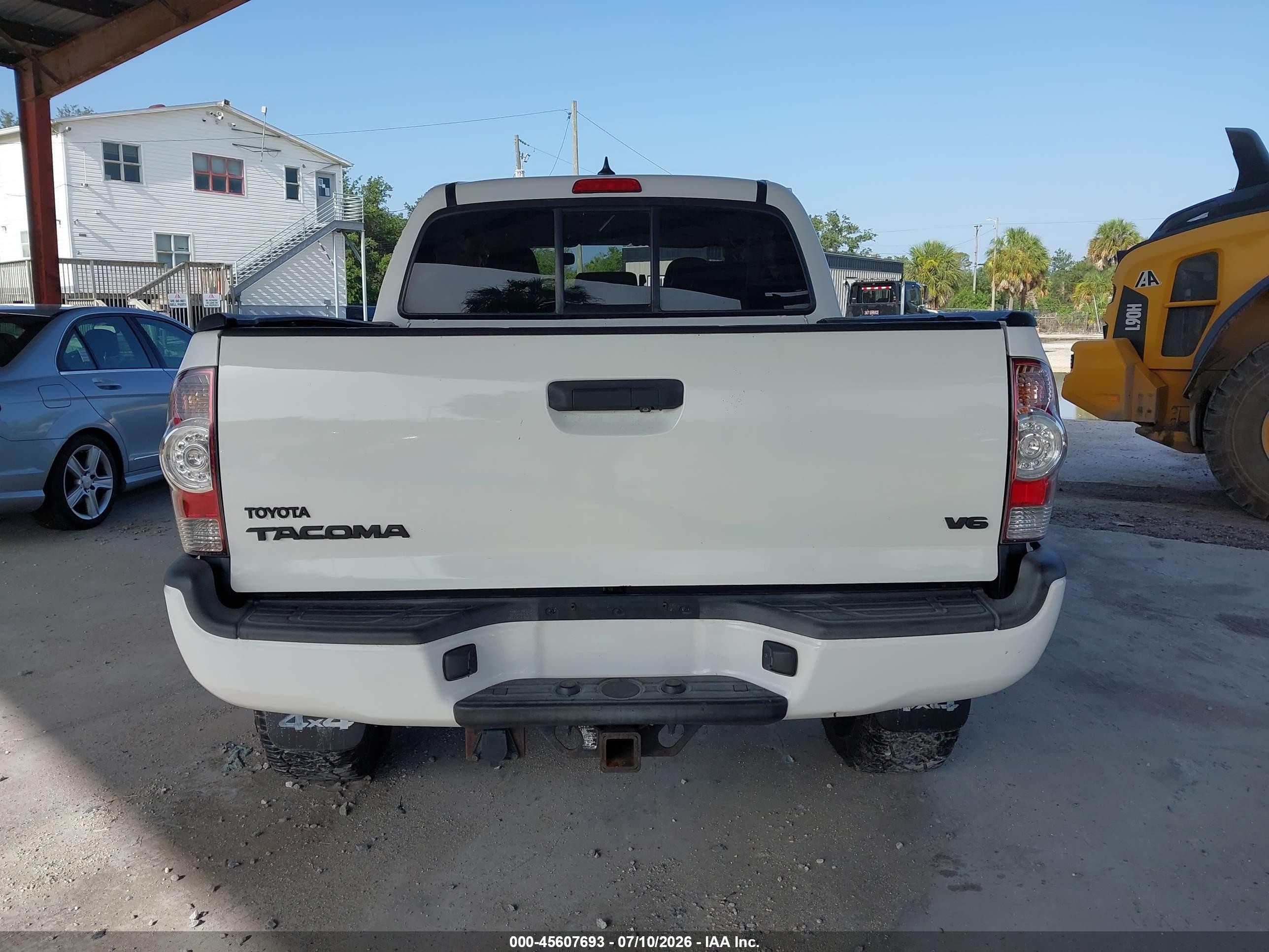 2014 Toyota Tacoma Base V6 White vin: 3TMLU4EN6EM162216