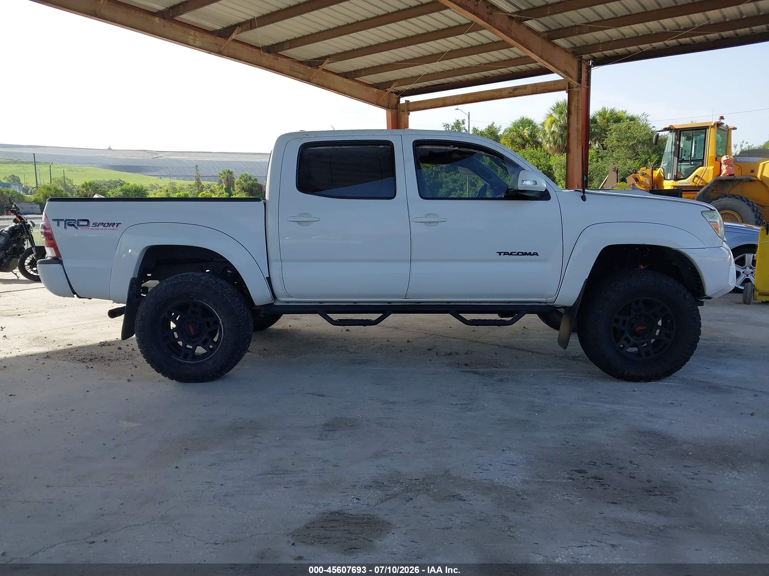 2014 Toyota Tacoma Base V6 White vin: 3TMLU4EN6EM162216