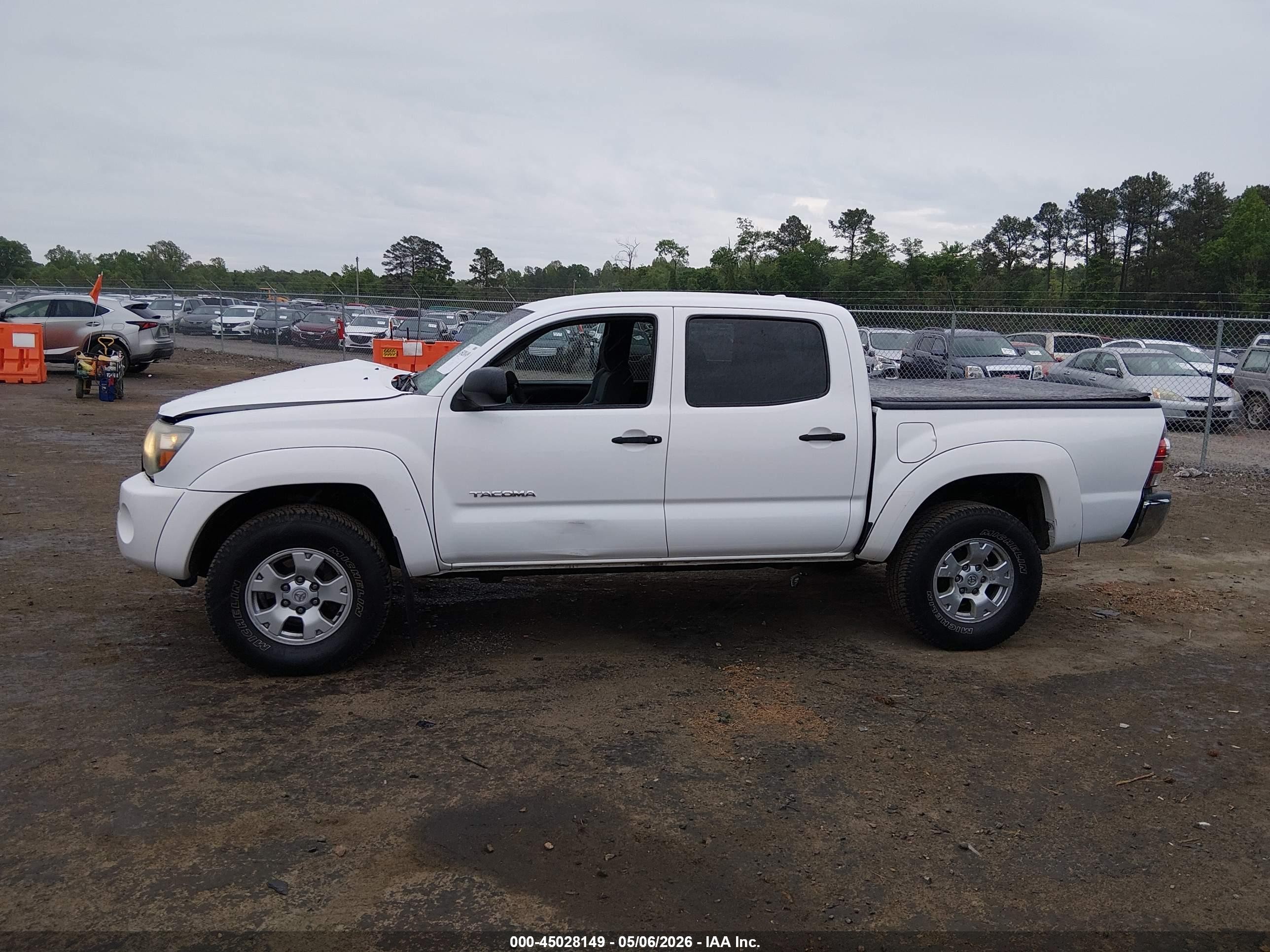2010 Toyota Tacoma Base V6 White vin: 3TMLU4EN7AM050082