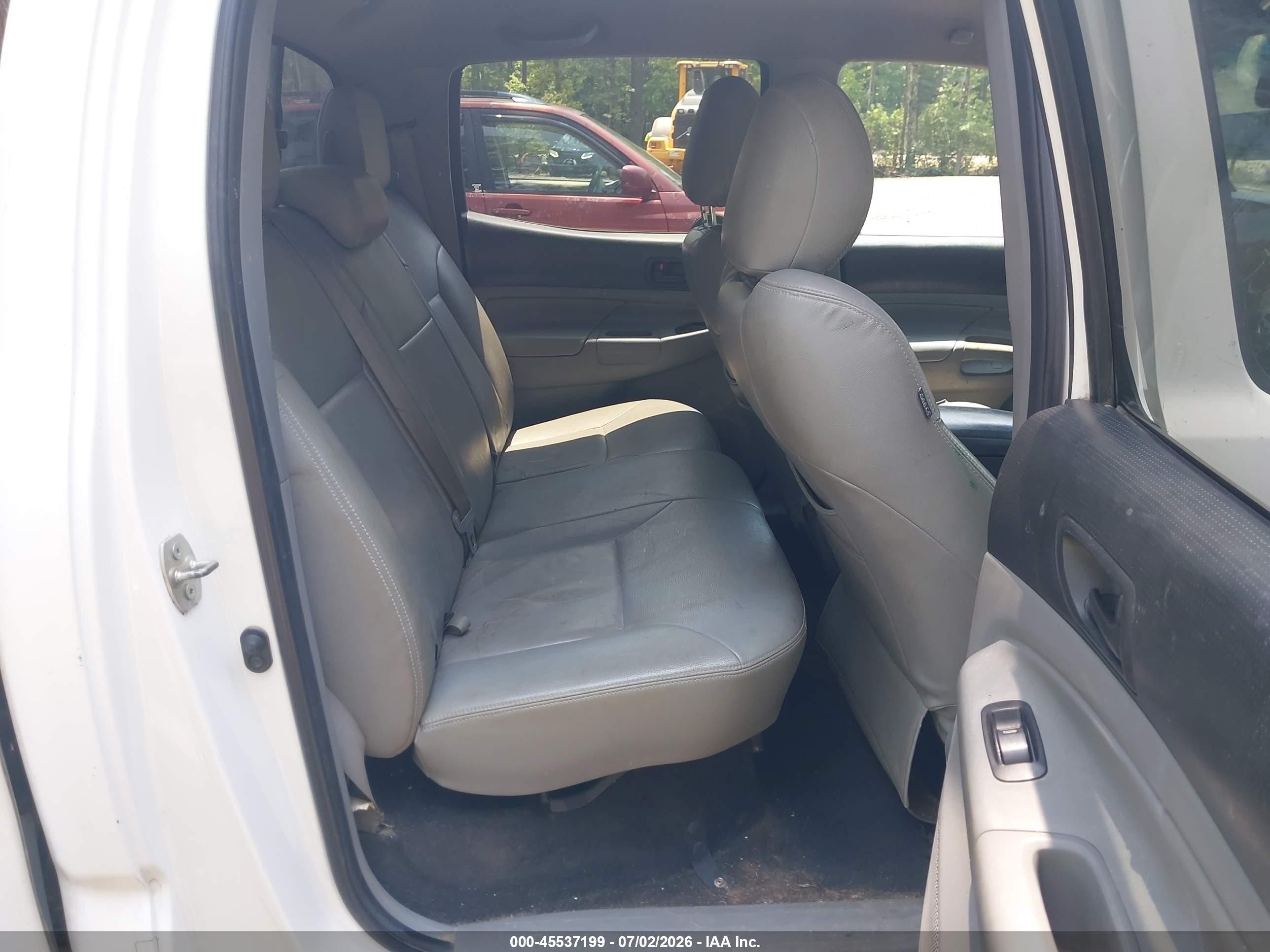 2013 Toyota Tacoma Base V6 White vin: 3TMLU4EN7DM107157