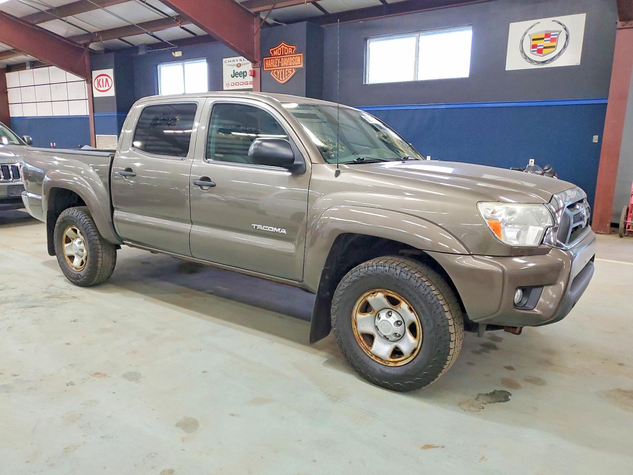 2014 Toyota Tacoma Double Cab Коричневый vin: 3TMLU4EN7EM138264