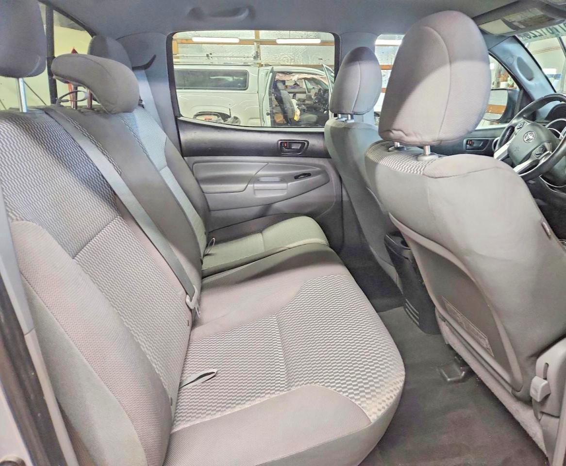 2015 Toyota Tacoma V6 Silver vin: 3TMLU4EN7FM174781