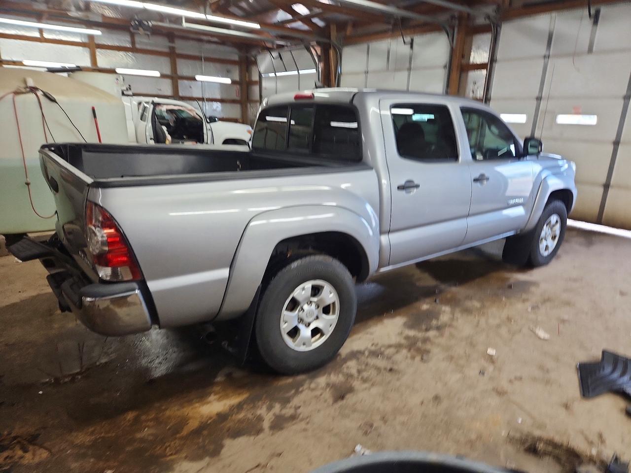 2015 Toyota Tacoma V6 Silver vin: 3TMLU4EN7FM174781