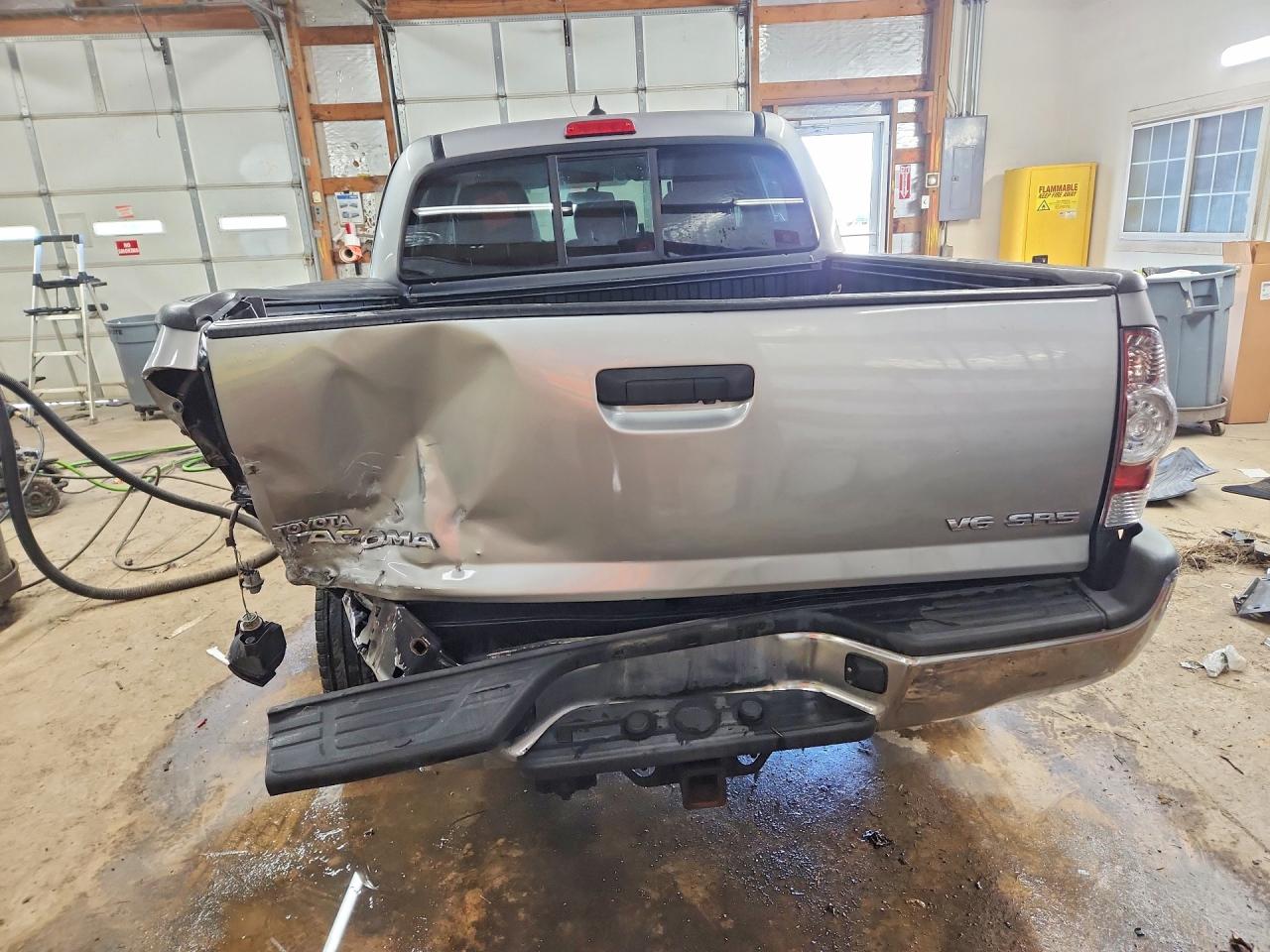 2015 Toyota Tacoma V6 Silver vin: 3TMLU4EN7FM174781