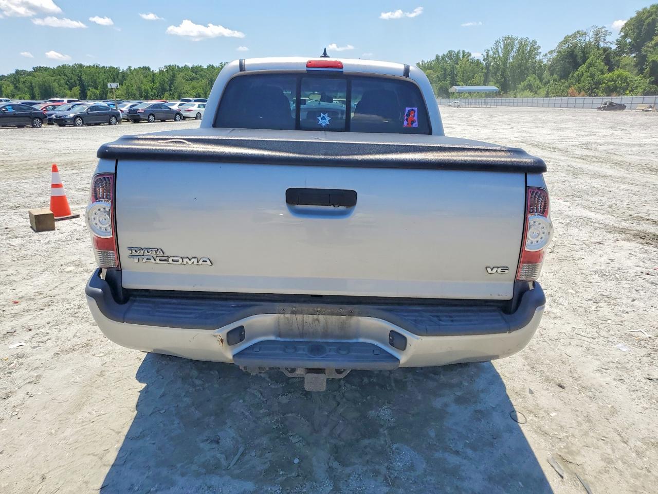 2015 Toyota Tacoma V6 Silver vin: 3TMLU4EN7FM198255