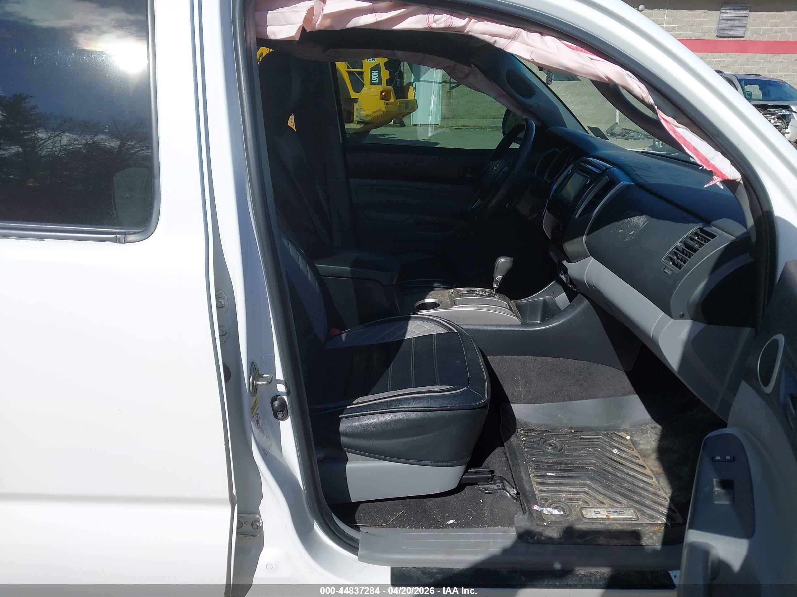 2014 Toyota Tacoma Base V6 White vin: 3TMLU4EN8EM143442