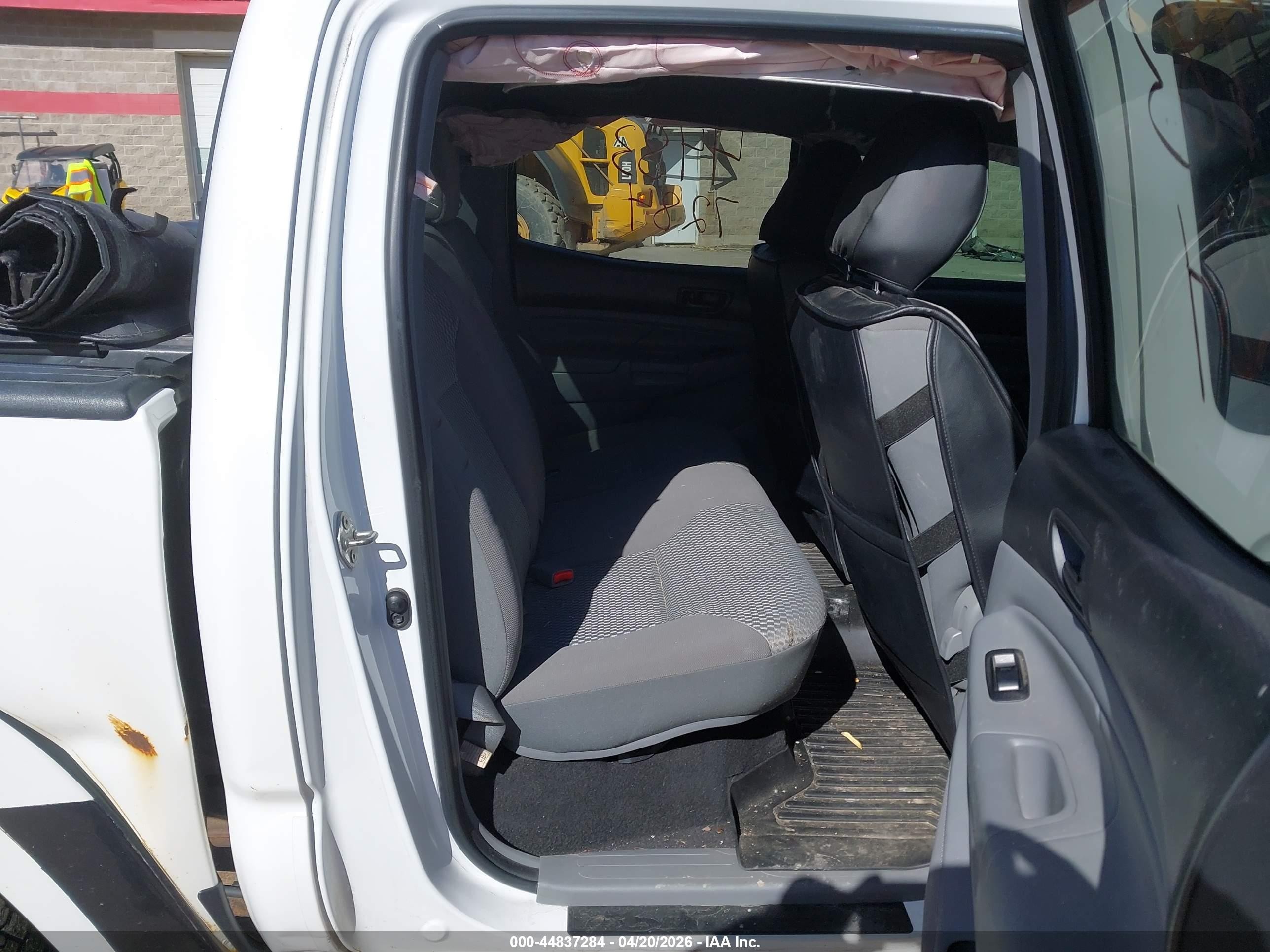 2014 Toyota Tacoma Base V6 White vin: 3TMLU4EN8EM143442