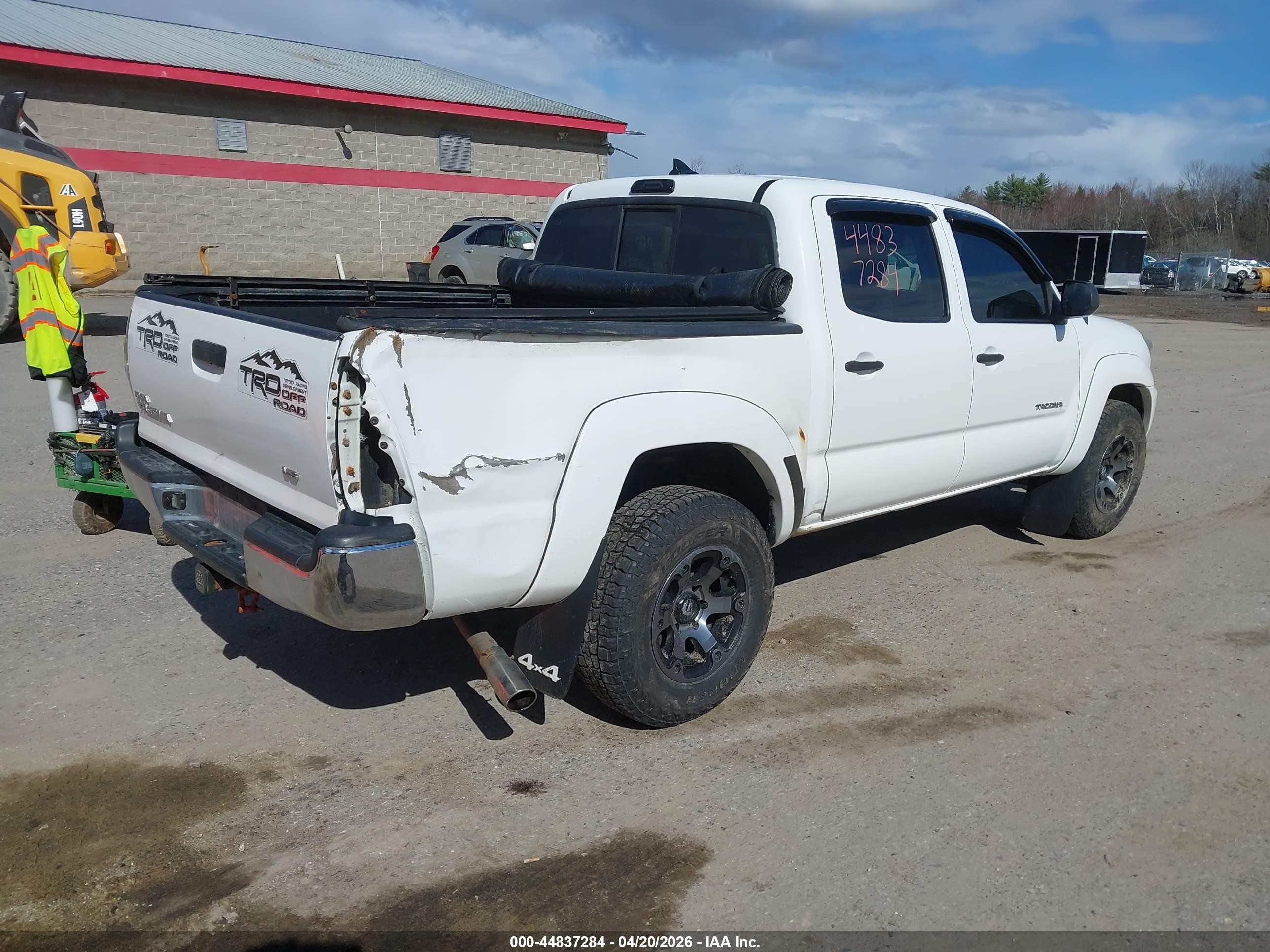 2014 Toyota Tacoma Base V6 White vin: 3TMLU4EN8EM143442