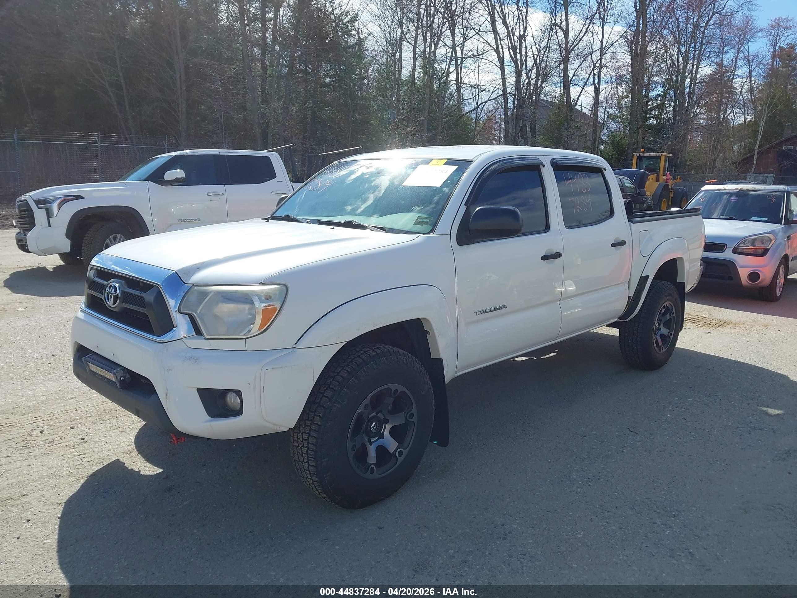 2014 Toyota Tacoma Base V6 White vin: 3TMLU4EN8EM143442