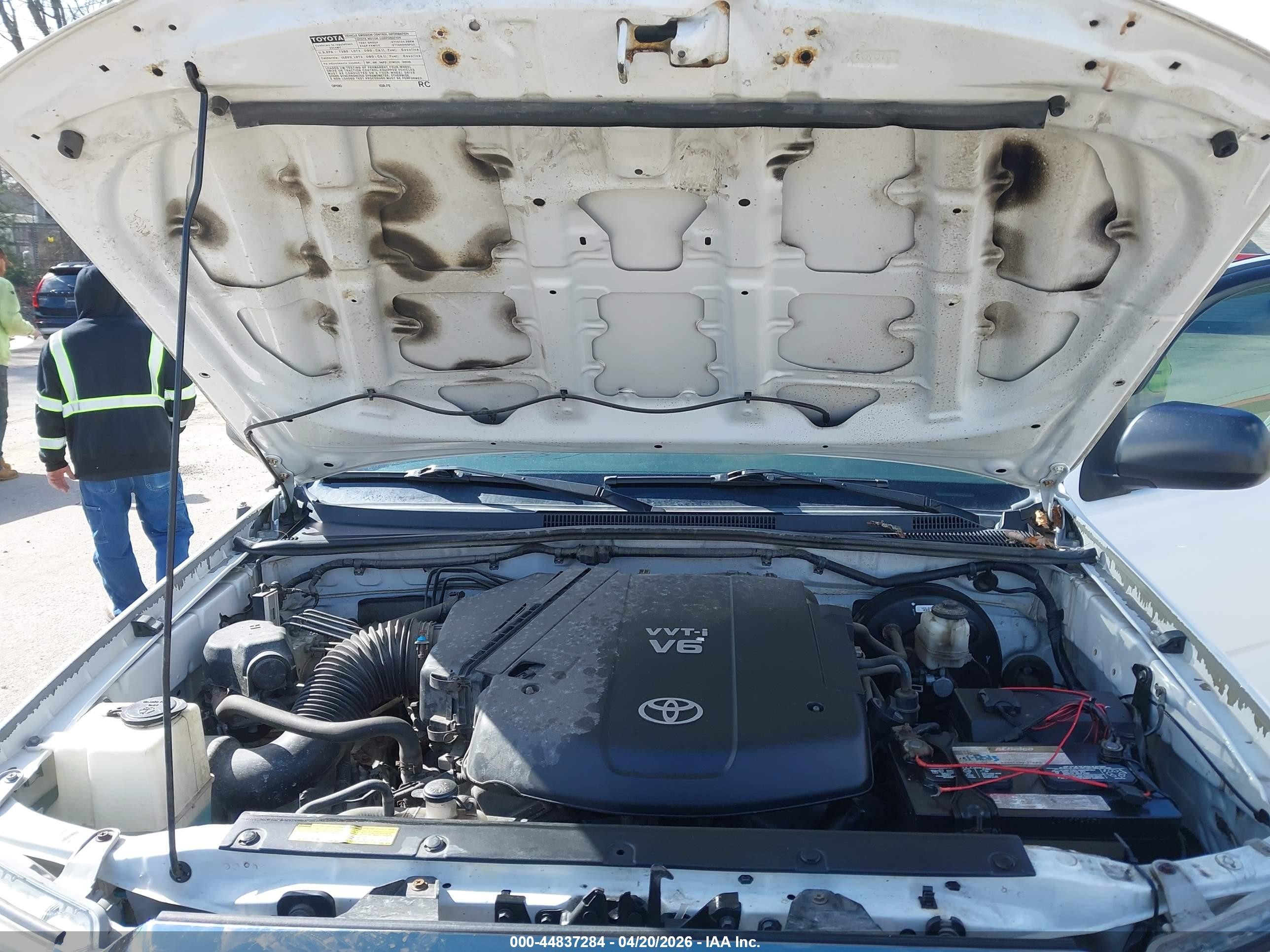 2014 Toyota Tacoma Base V6 White vin: 3TMLU4EN8EM143442
