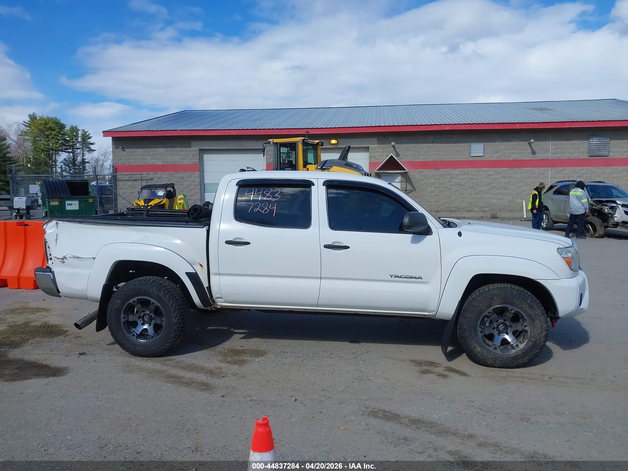 2014 Toyota Tacoma Base V6 White vin: 3TMLU4EN8EM143442