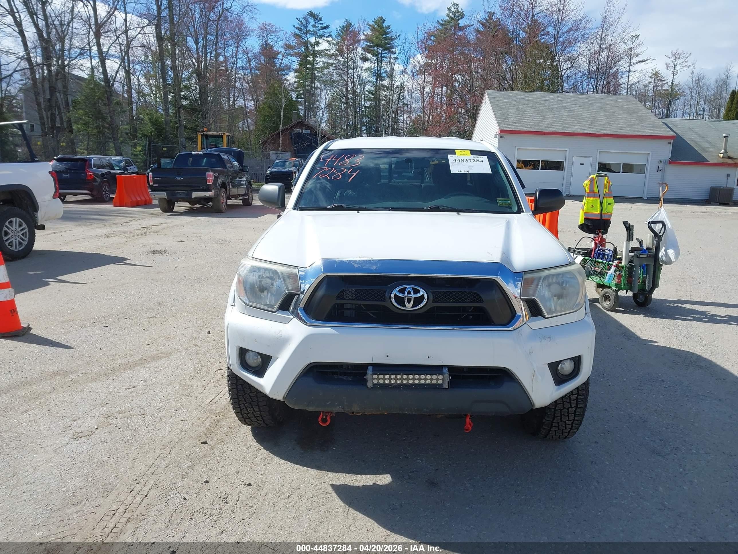 2014 Toyota Tacoma Base V6 White vin: 3TMLU4EN8EM143442