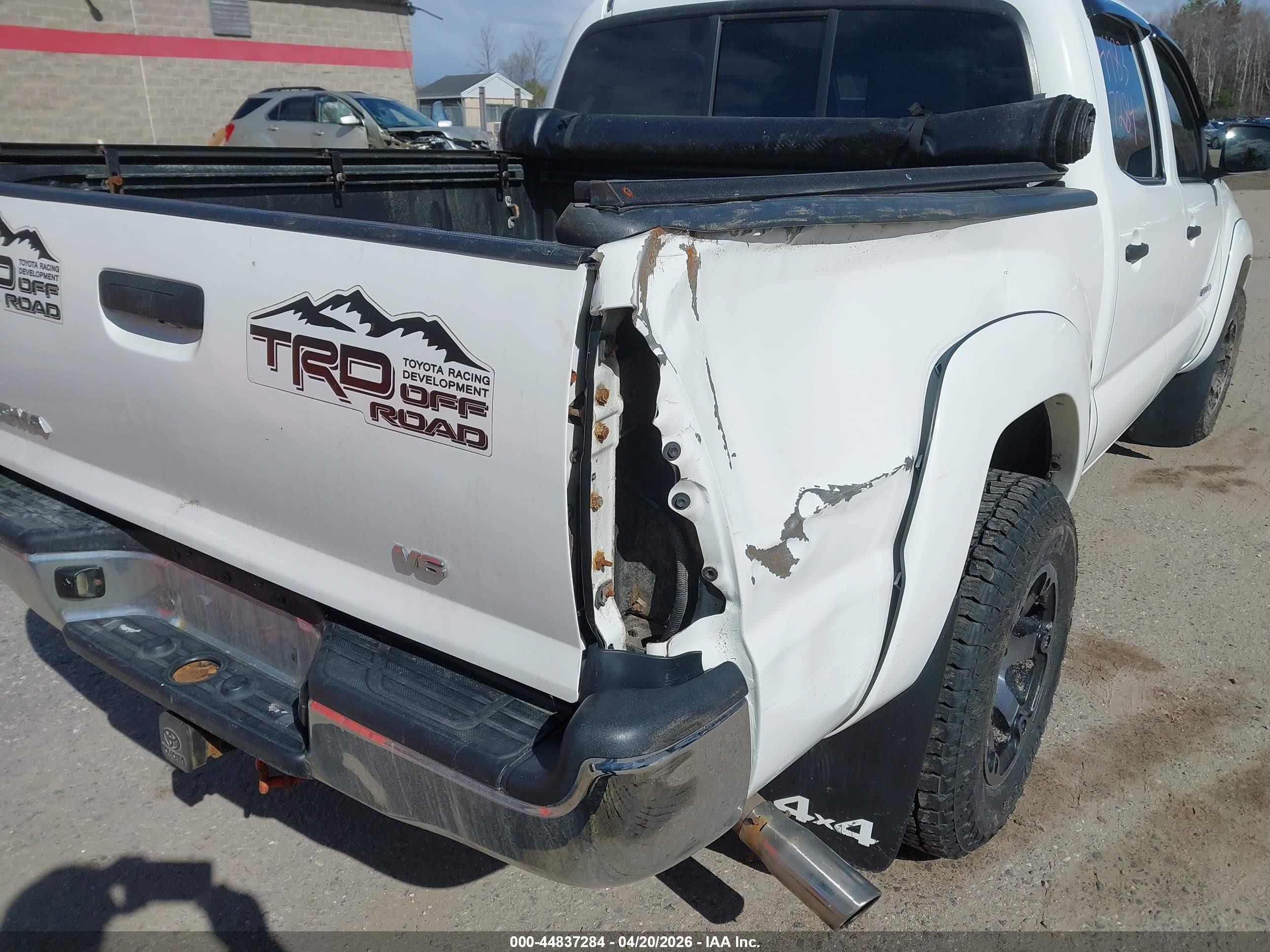 2014 Toyota Tacoma Base V6 White vin: 3TMLU4EN8EM143442