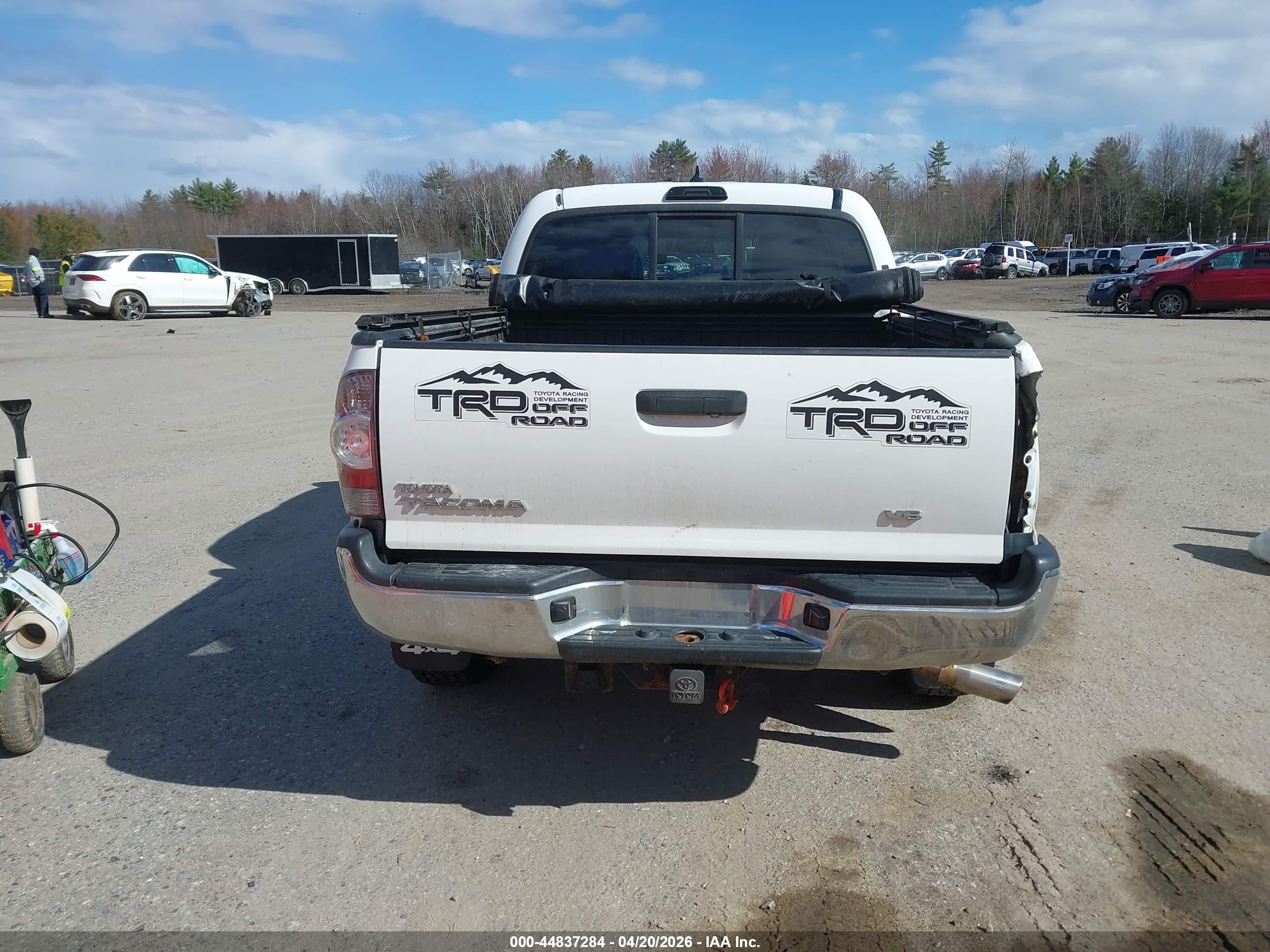 2014 Toyota Tacoma Base V6 White vin: 3TMLU4EN8EM143442