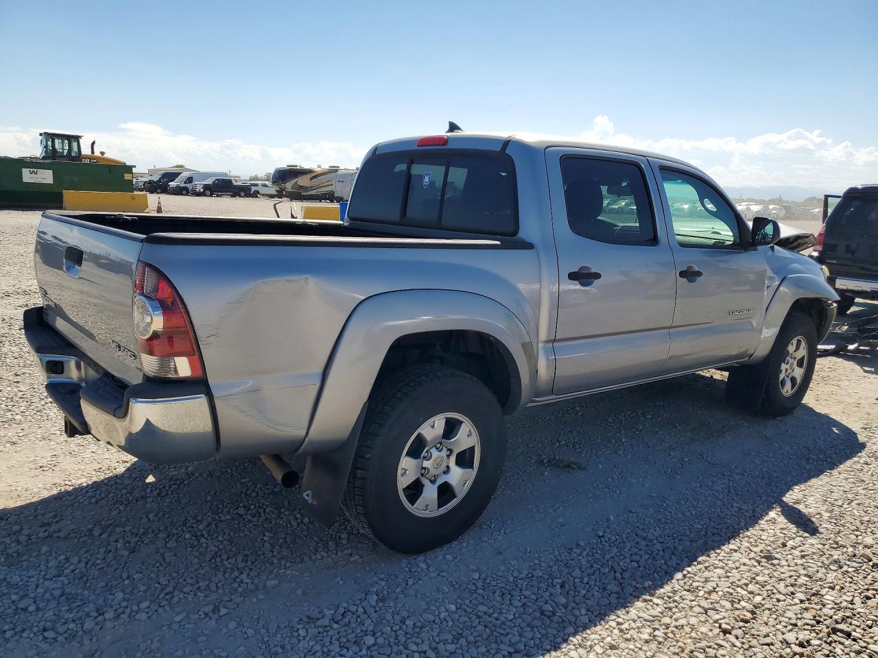 2015 Toyota Tacoma V6 Silver vin: 3TMLU4EN8FM166611