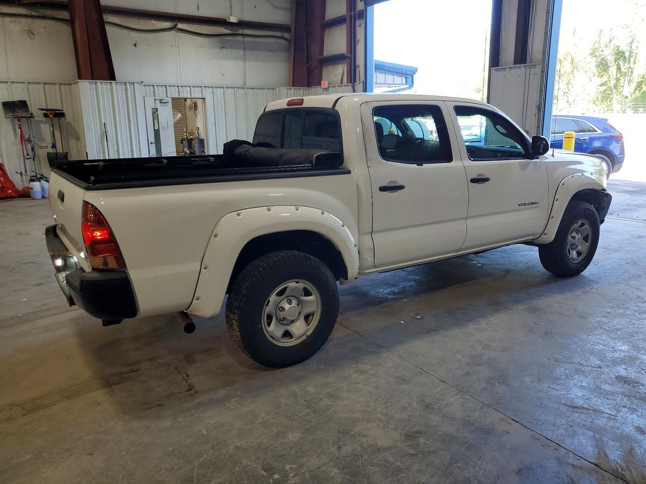 2015 Toyota Tacoma V6 White vin: 3TMLU4EN8FM187488