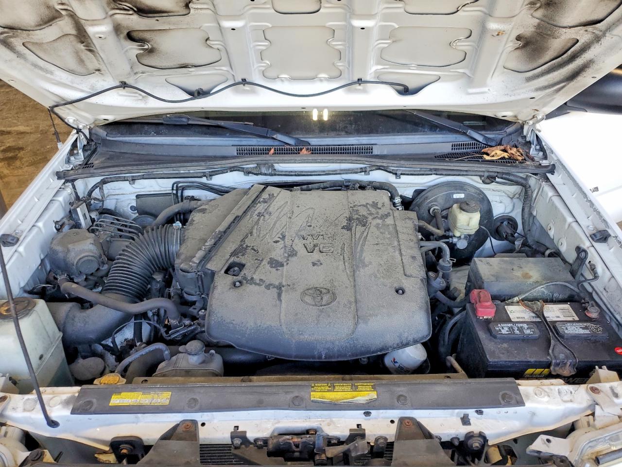 2015 Toyota Tacoma V6 White vin: 3TMLU4EN8FM187488