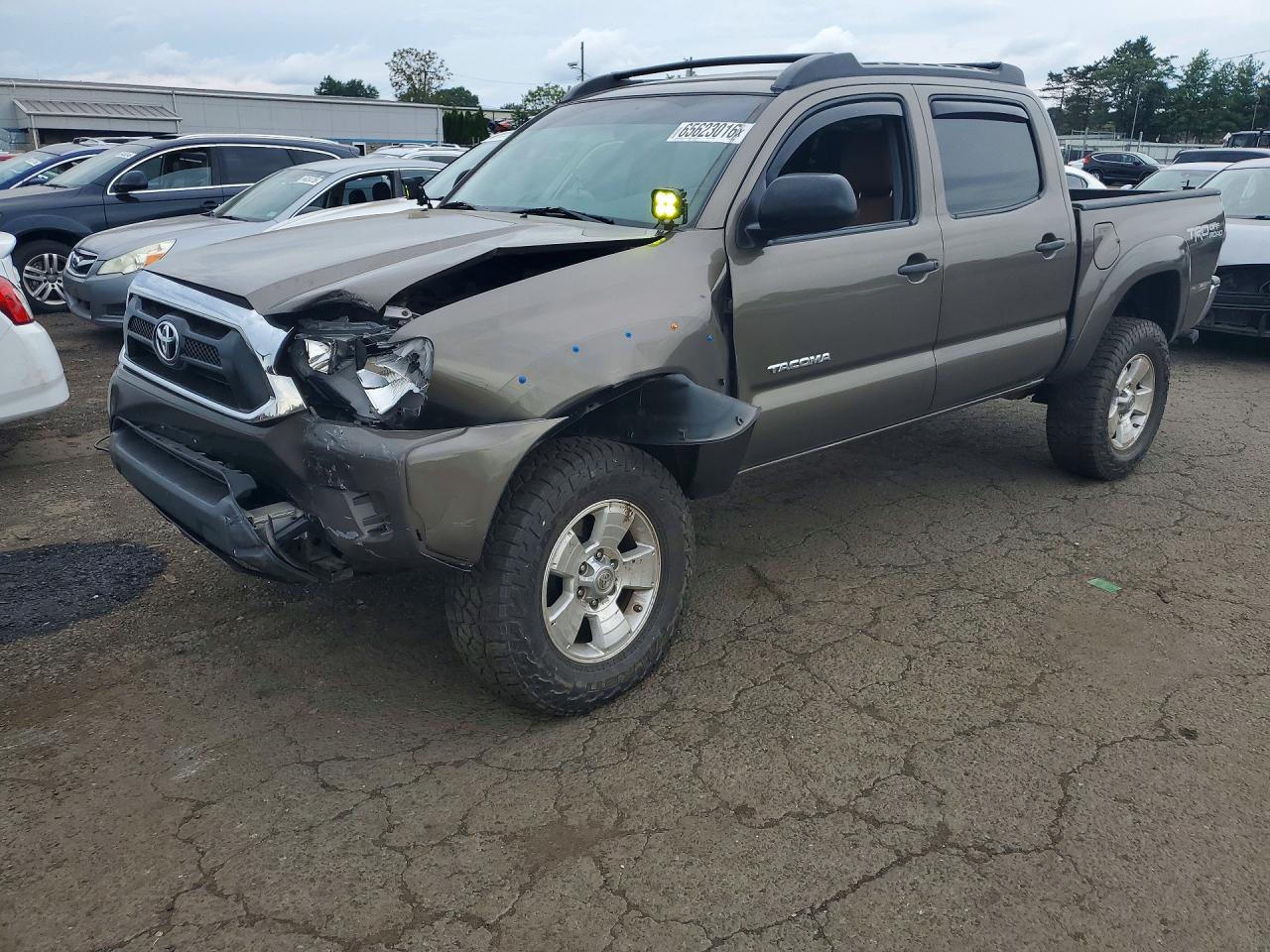 2015 Toyota Tacoma V6 Tan vin: 3TMLU4EN8FM200238