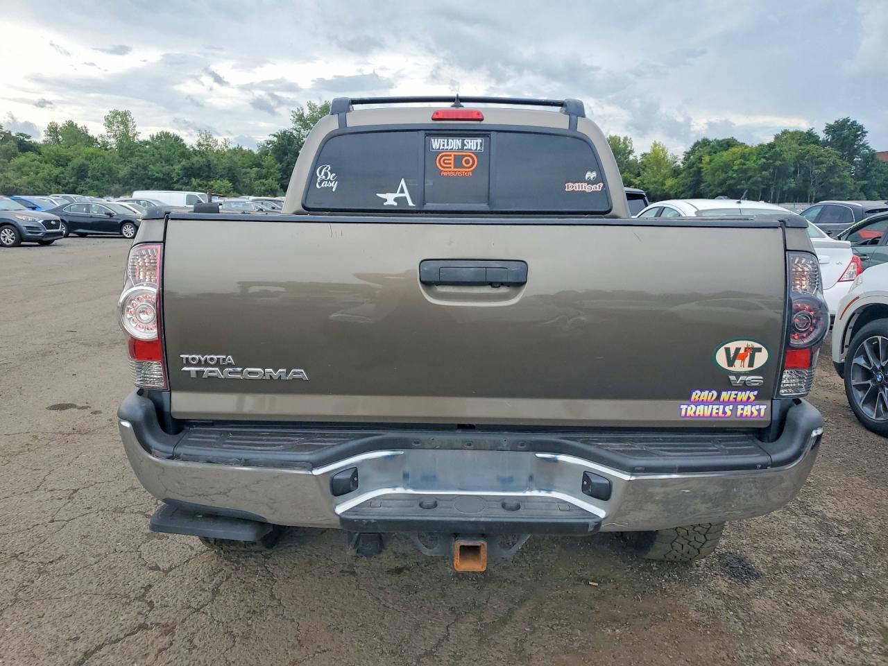2015 Toyota Tacoma V6 Tan vin: 3TMLU4EN8FM200238