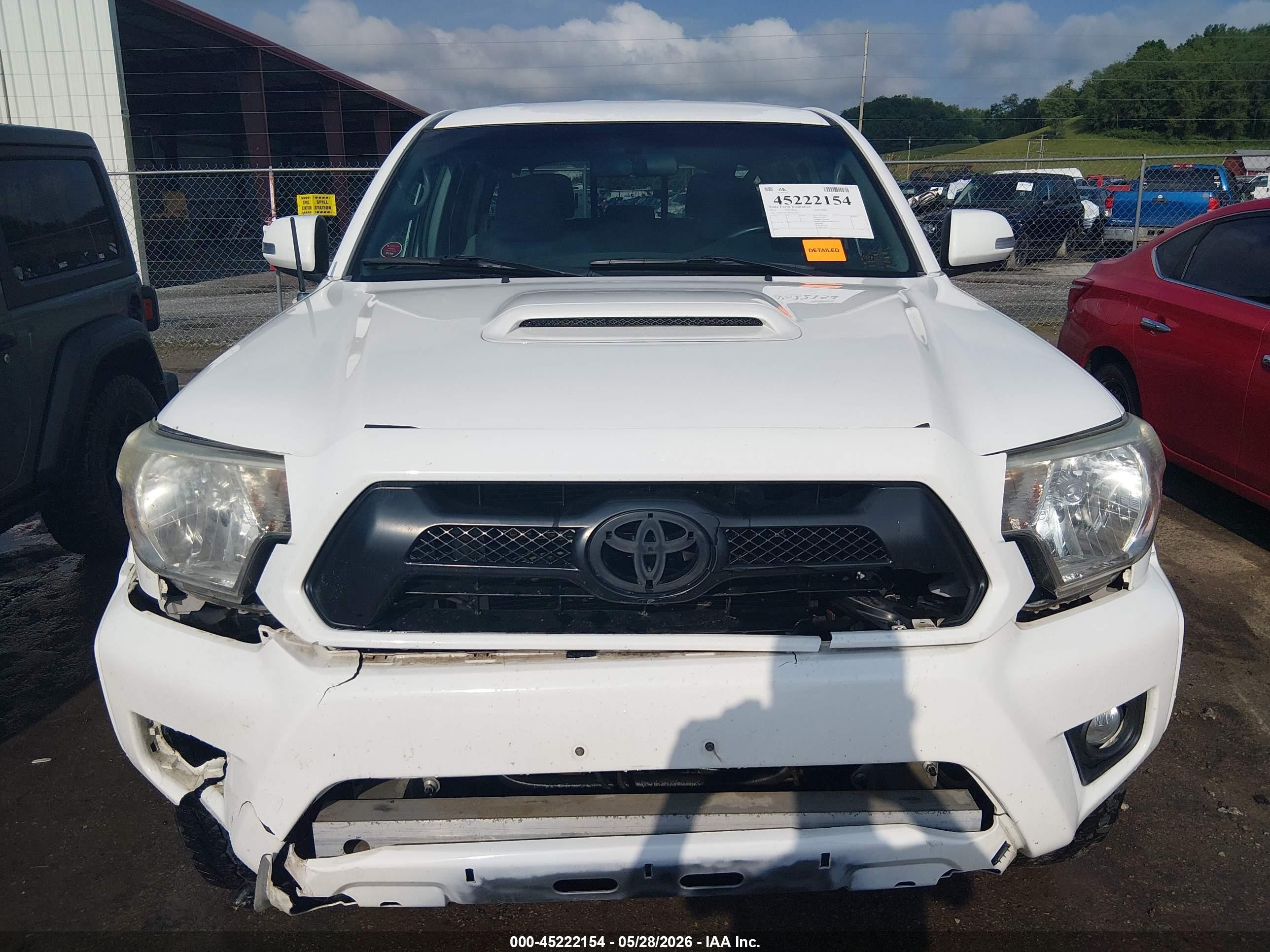 2015 Toyota Tacoma Base V6 Белый vin: 3TMLU4EN8FM204855
