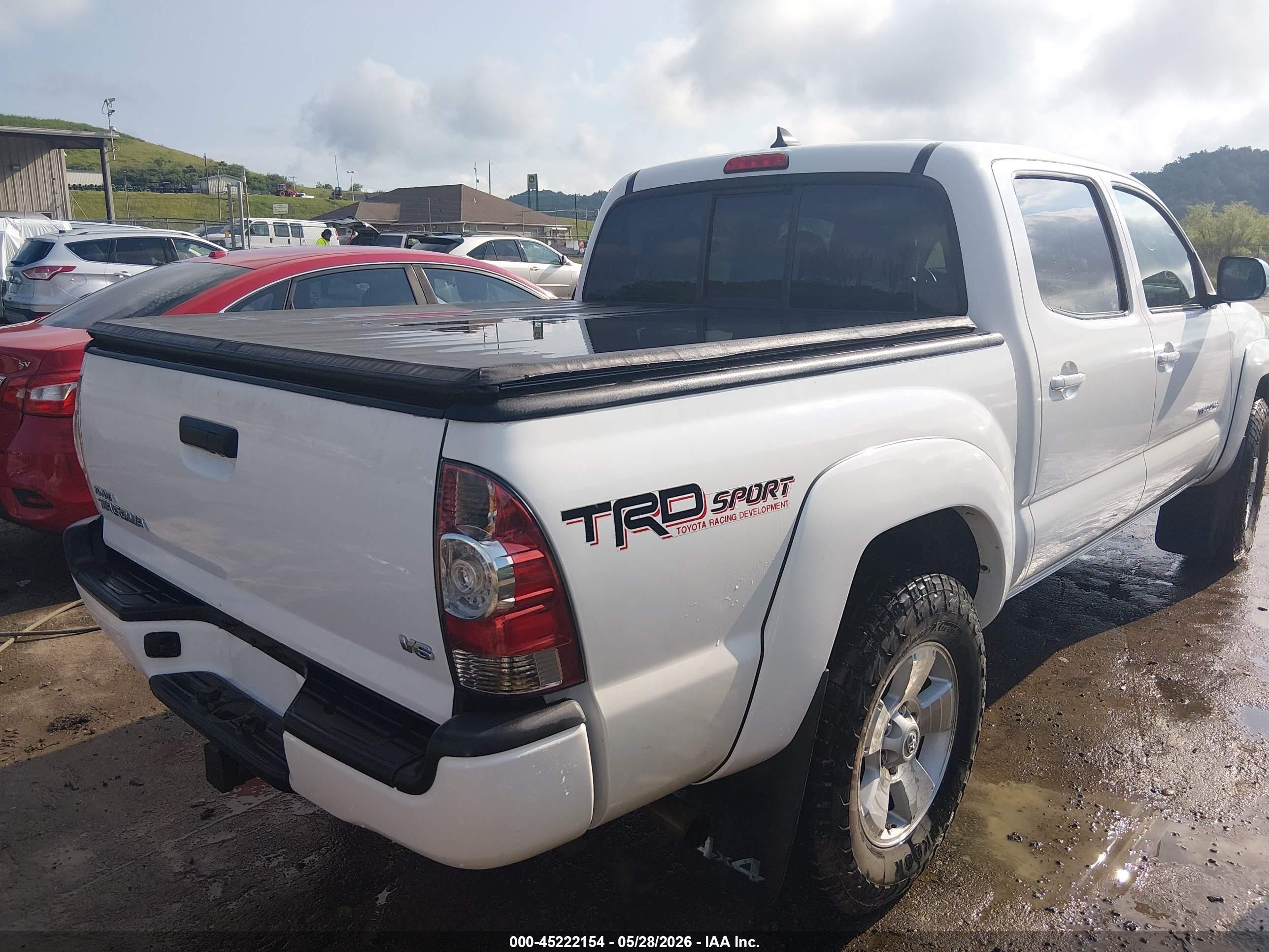 2015 Toyota Tacoma Base V6 Белый vin: 3TMLU4EN8FM204855