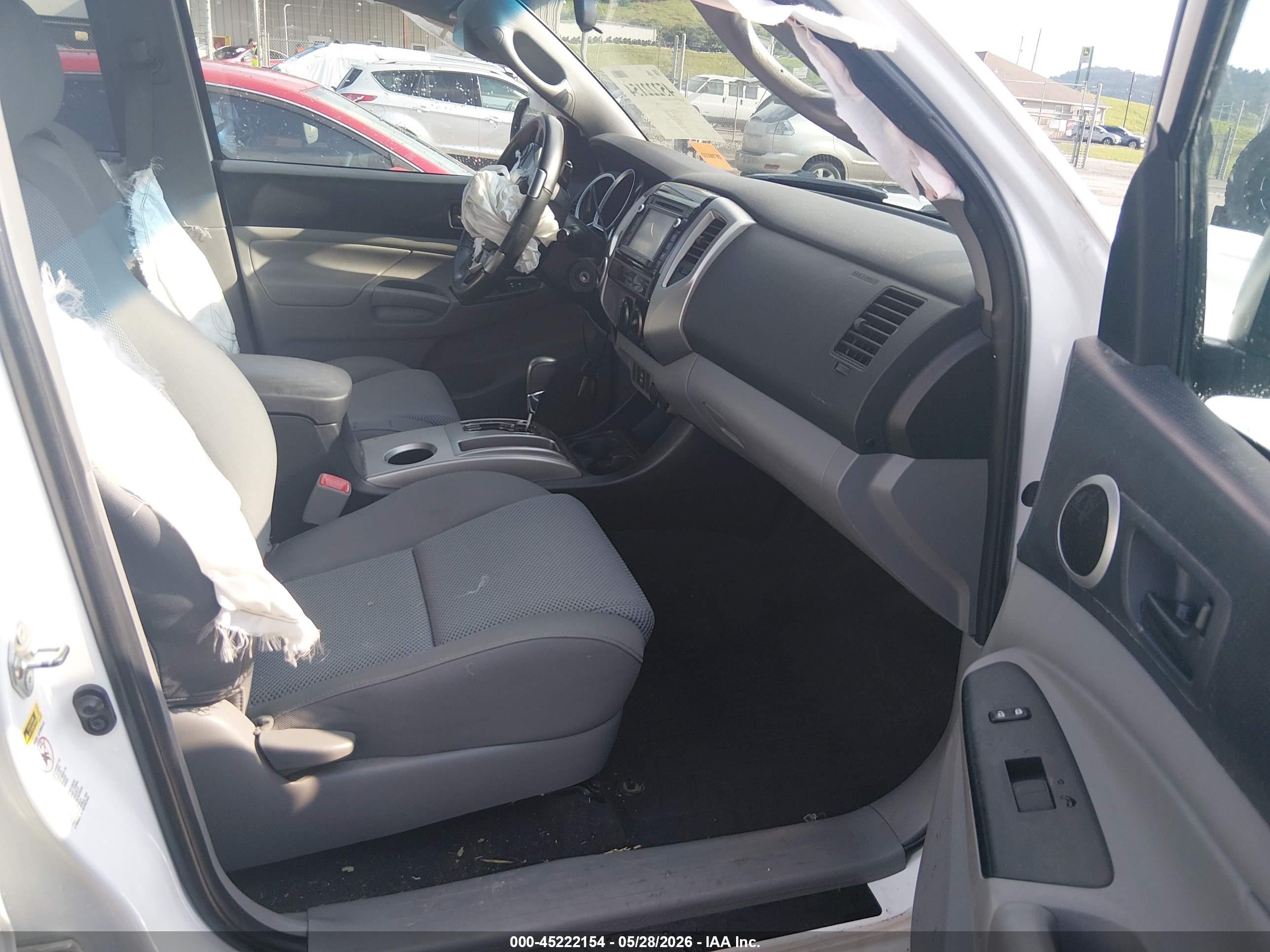 2015 Toyota Tacoma Base V6 Белый vin: 3TMLU4EN8FM204855