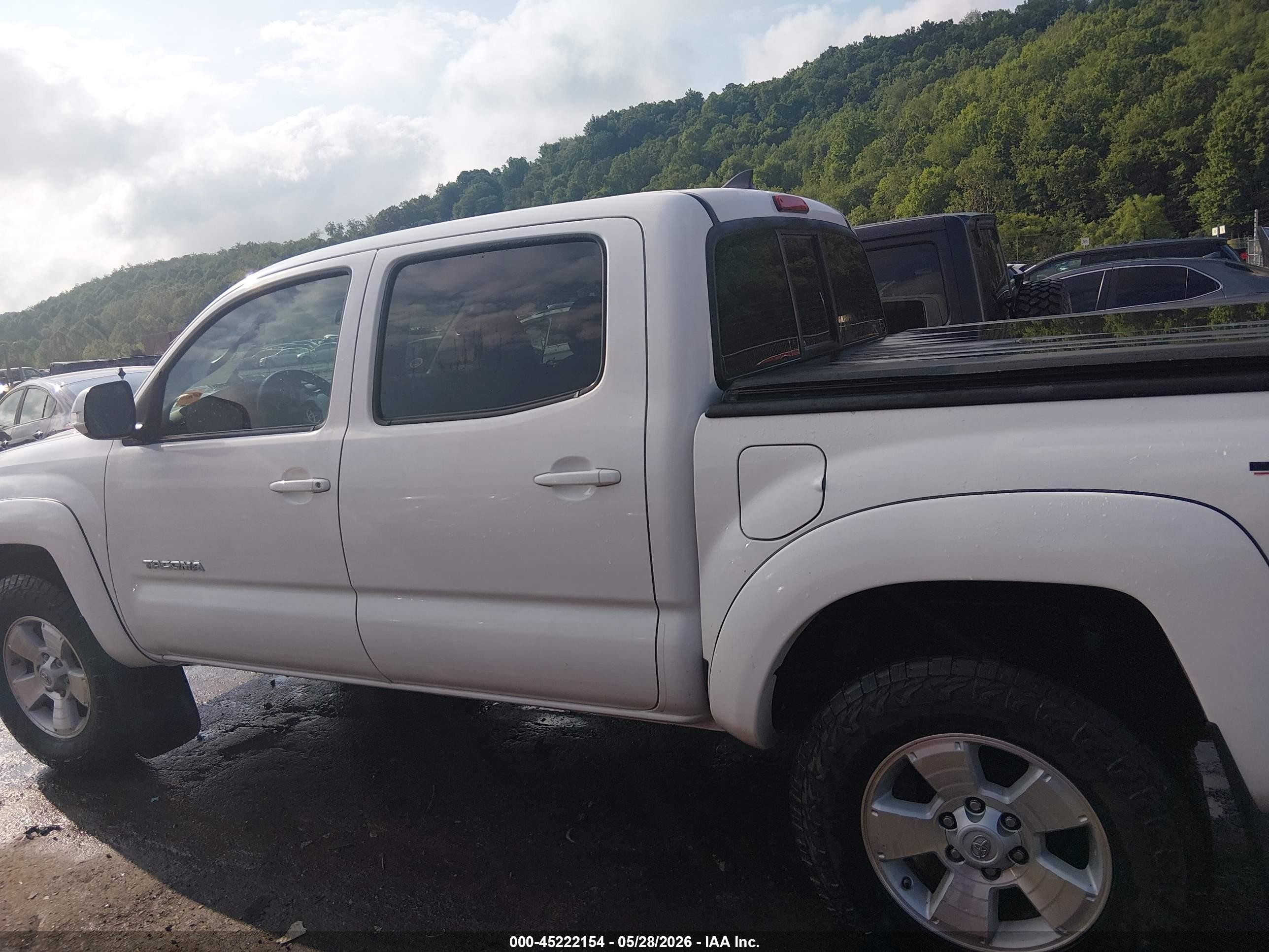 2015 Toyota Tacoma Base V6 Белый vin: 3TMLU4EN8FM204855