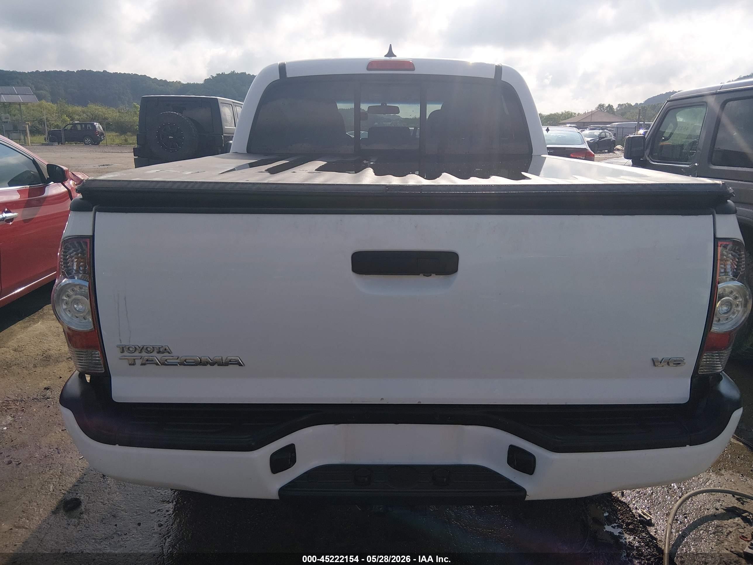 2015 Toyota Tacoma Base V6 Белый vin: 3TMLU4EN8FM204855