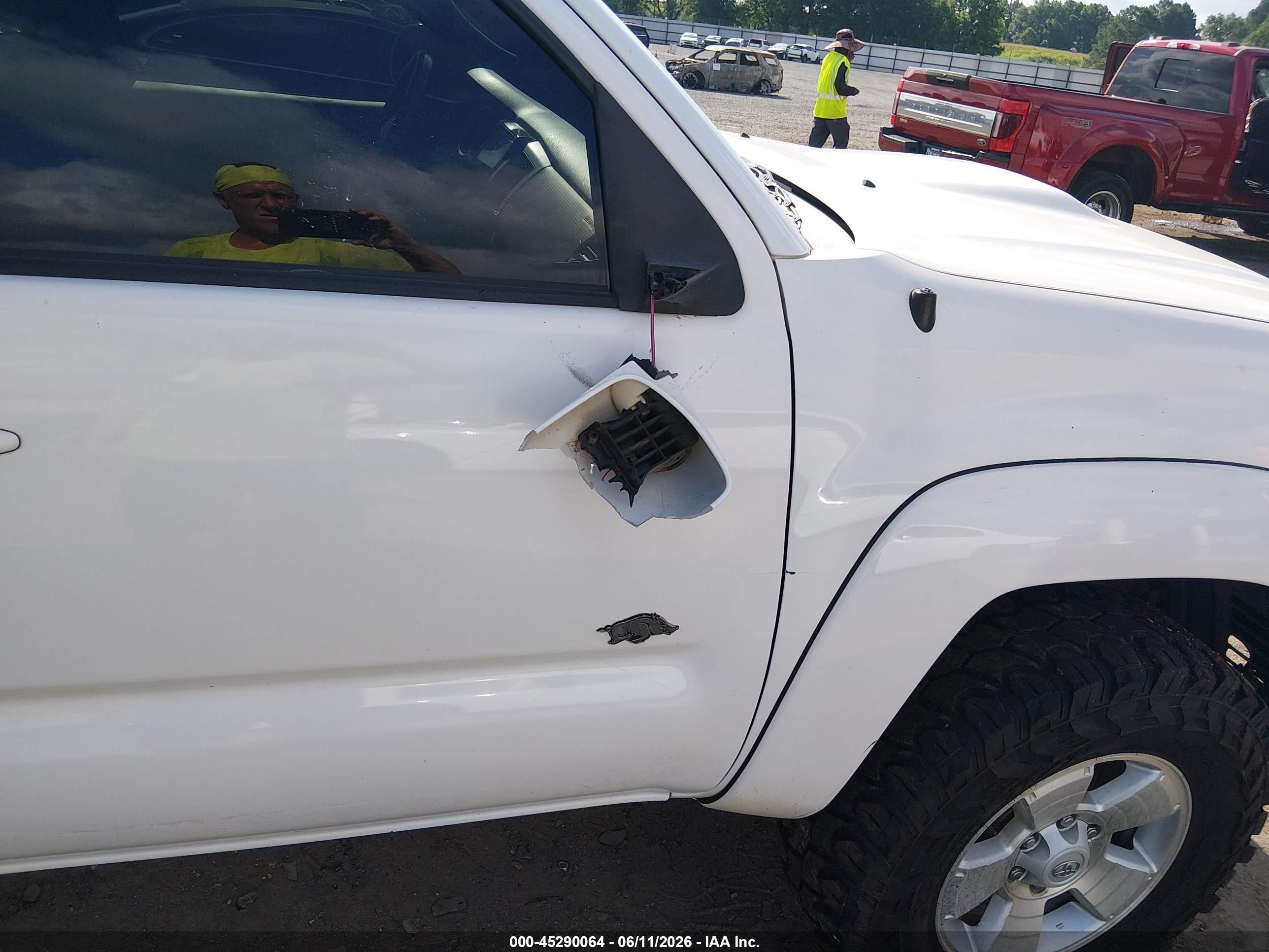 2011 Toyota Tacoma Base V6 White vin: 3TMLU4EN9BM061781