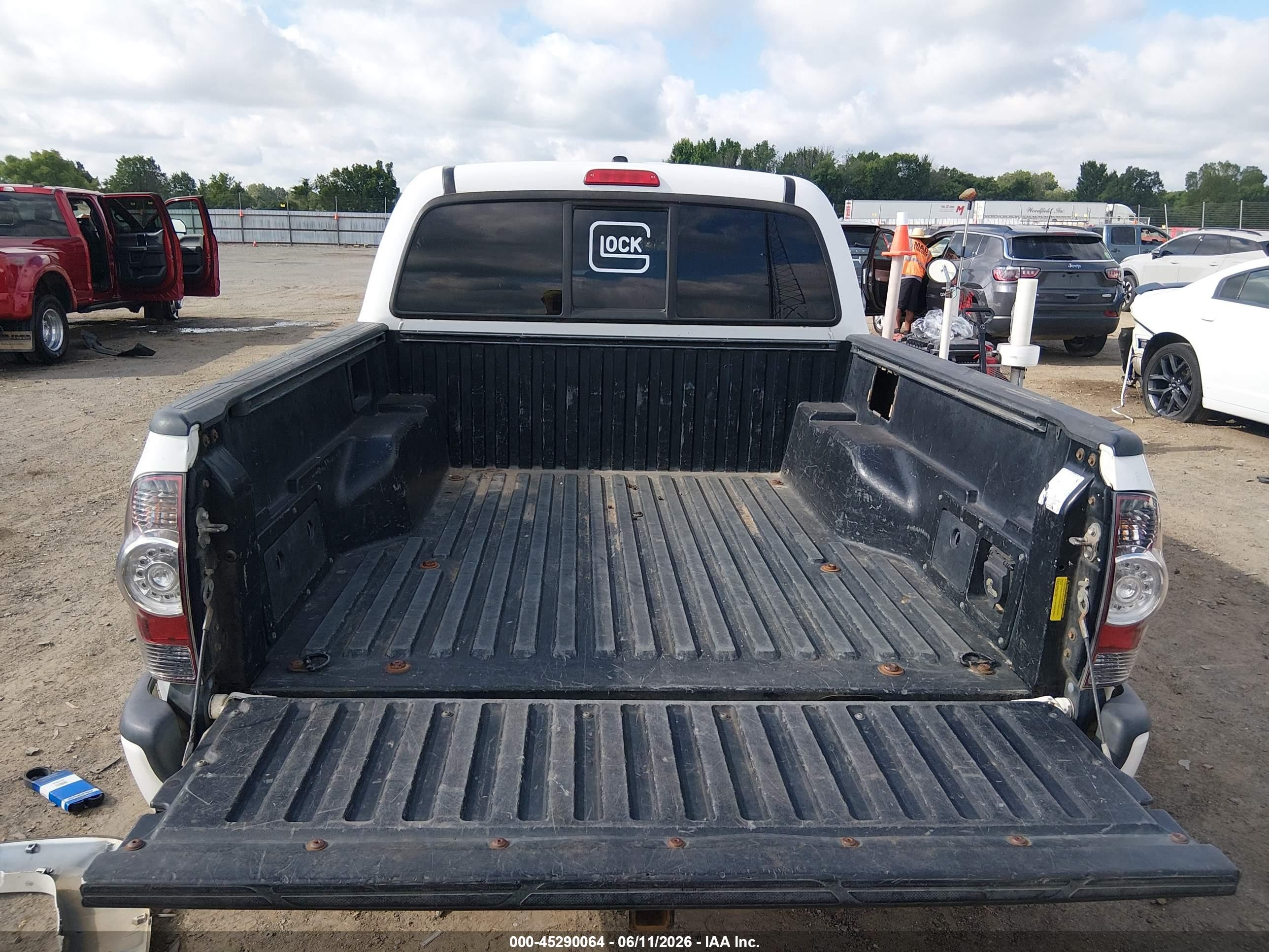 2011 Toyota Tacoma Base V6 White vin: 3TMLU4EN9BM061781