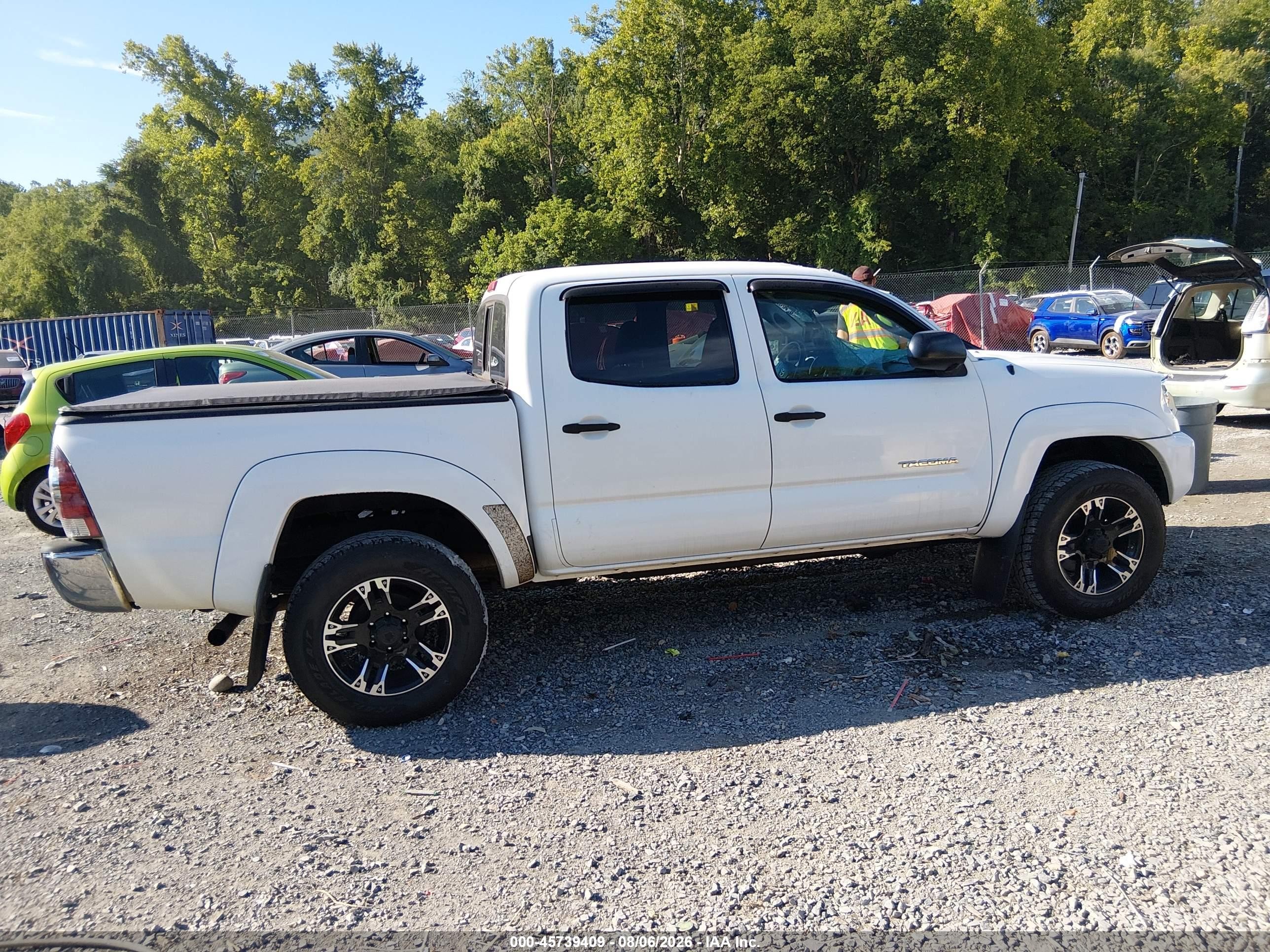 2013 Toyota Tacoma Base V6 White vin: 3TMLU4EN9DM111033