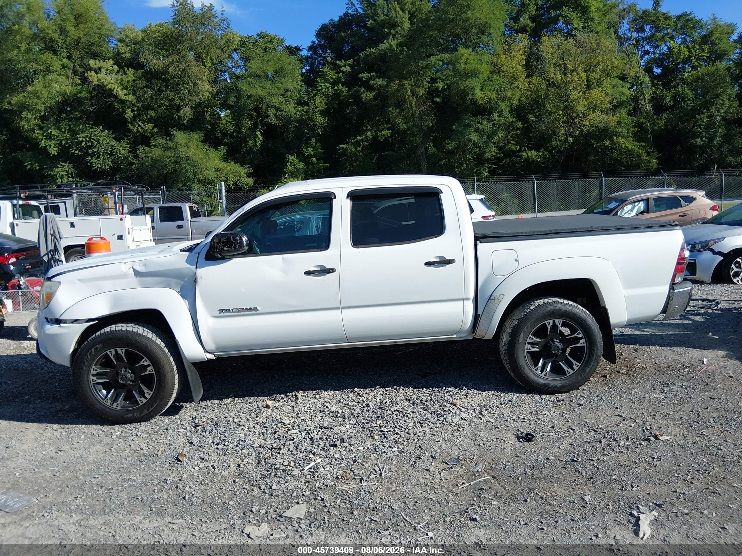2013 Toyota Tacoma Base V6 White vin: 3TMLU4EN9DM111033