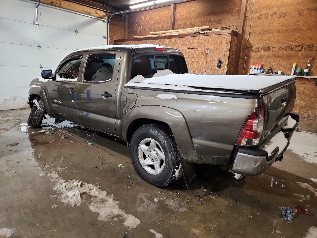 2011 Toyota Tacoma Double Cab Коричневый vin: 3TMLU4ENXBM064608