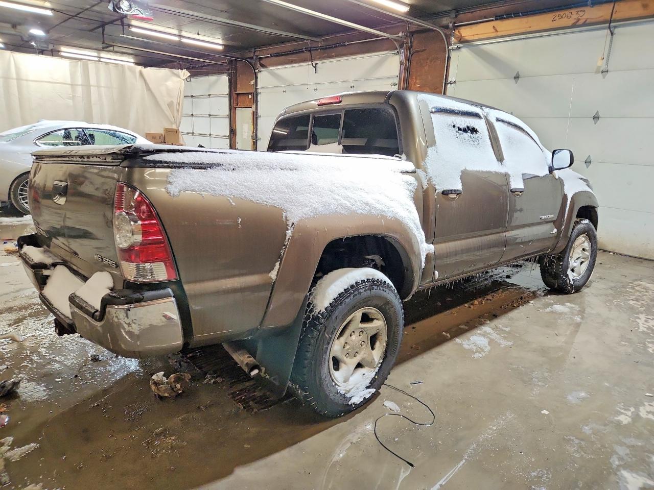 2011 Toyota Tacoma Double Cab Коричневый vin: 3TMLU4ENXBM064608