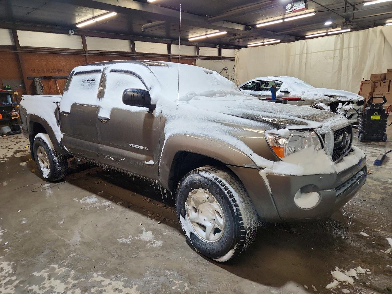 2011 Toyota Tacoma Double Cab Коричневый vin: 3TMLU4ENXBM064608