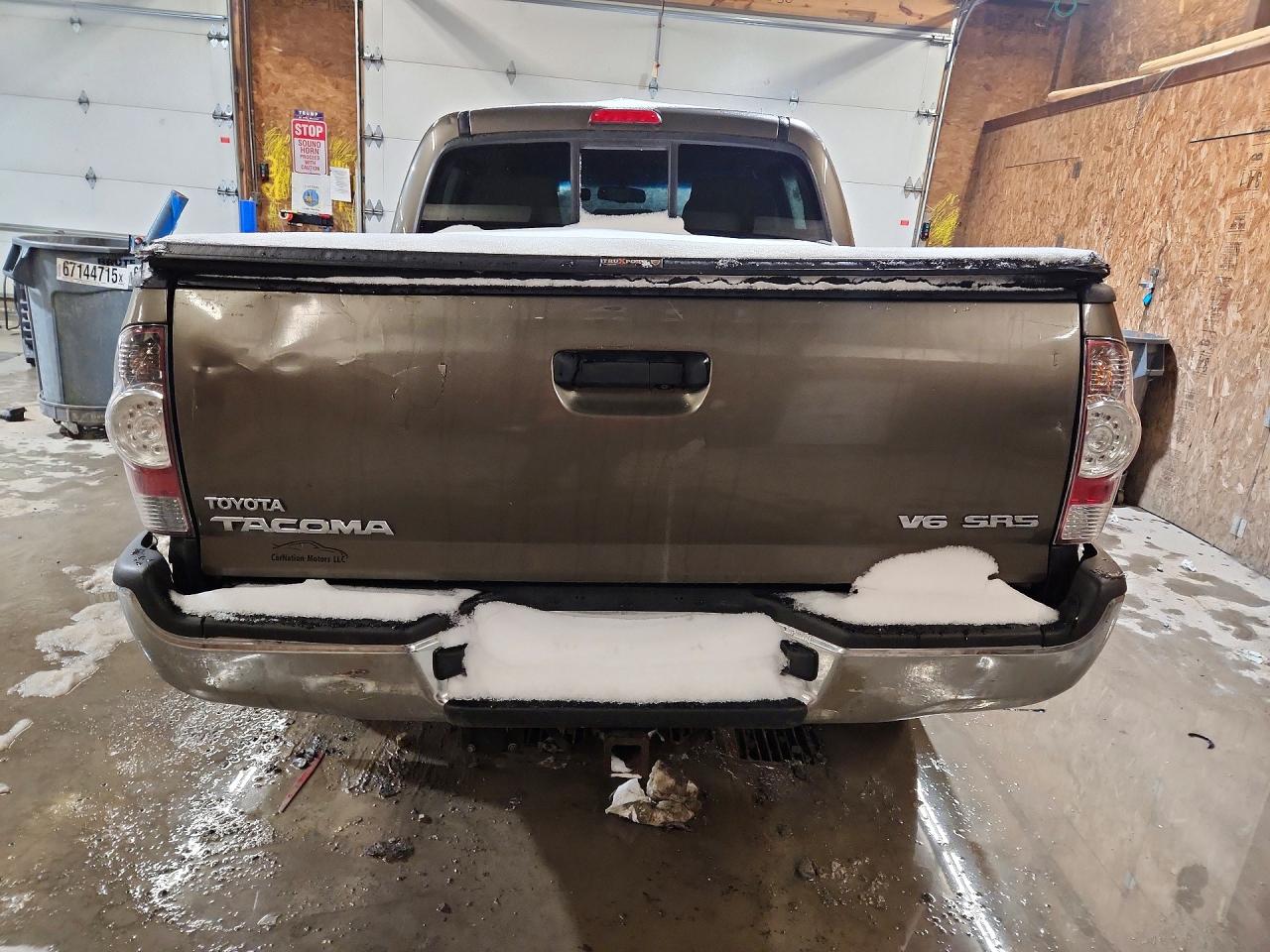 2011 Toyota Tacoma Double Cab Коричневый vin: 3TMLU4ENXBM064608