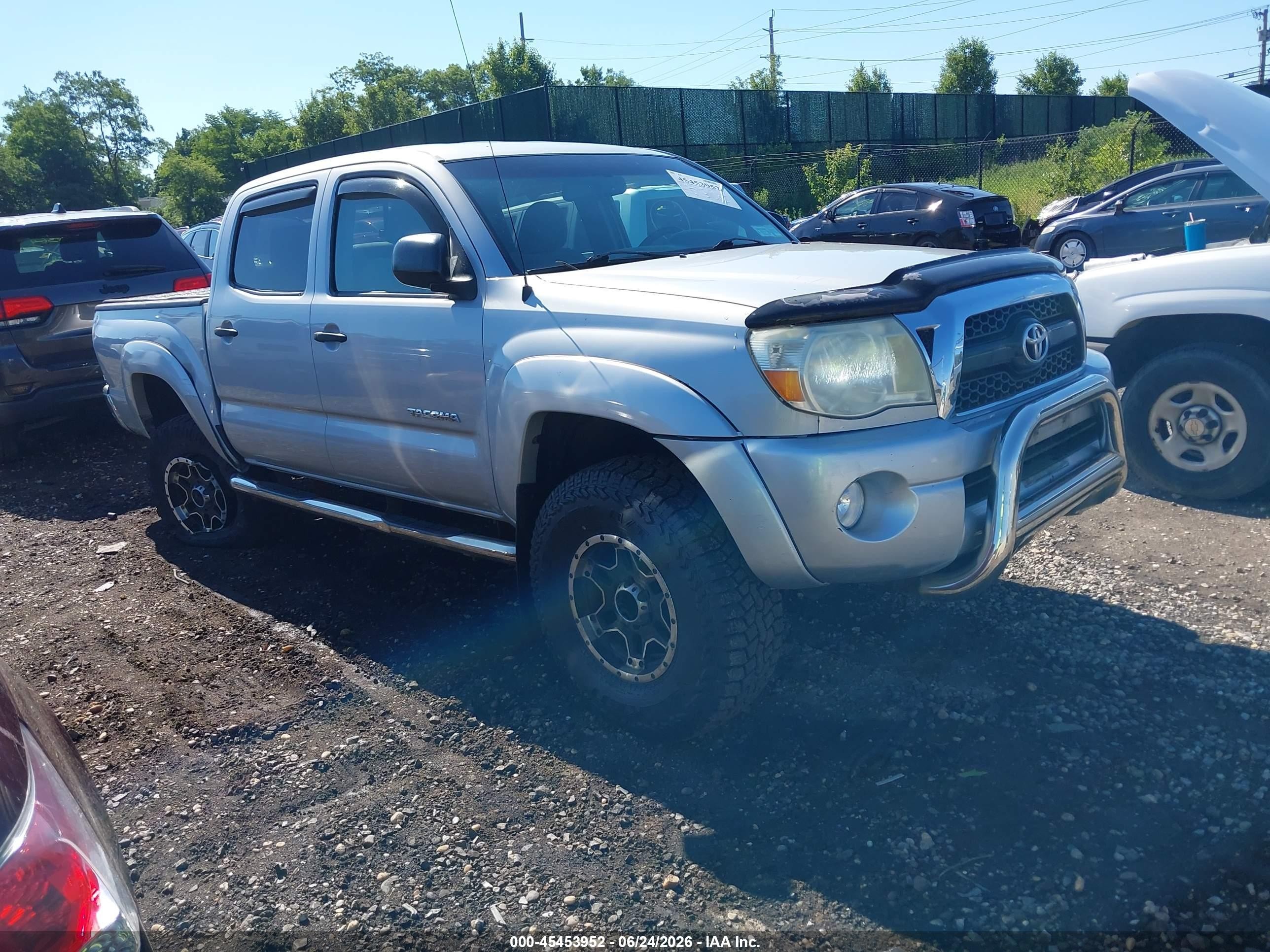2011 Toyota Tacoma Base V6 Серебряный vin: 3TMLU4ENXBM071994