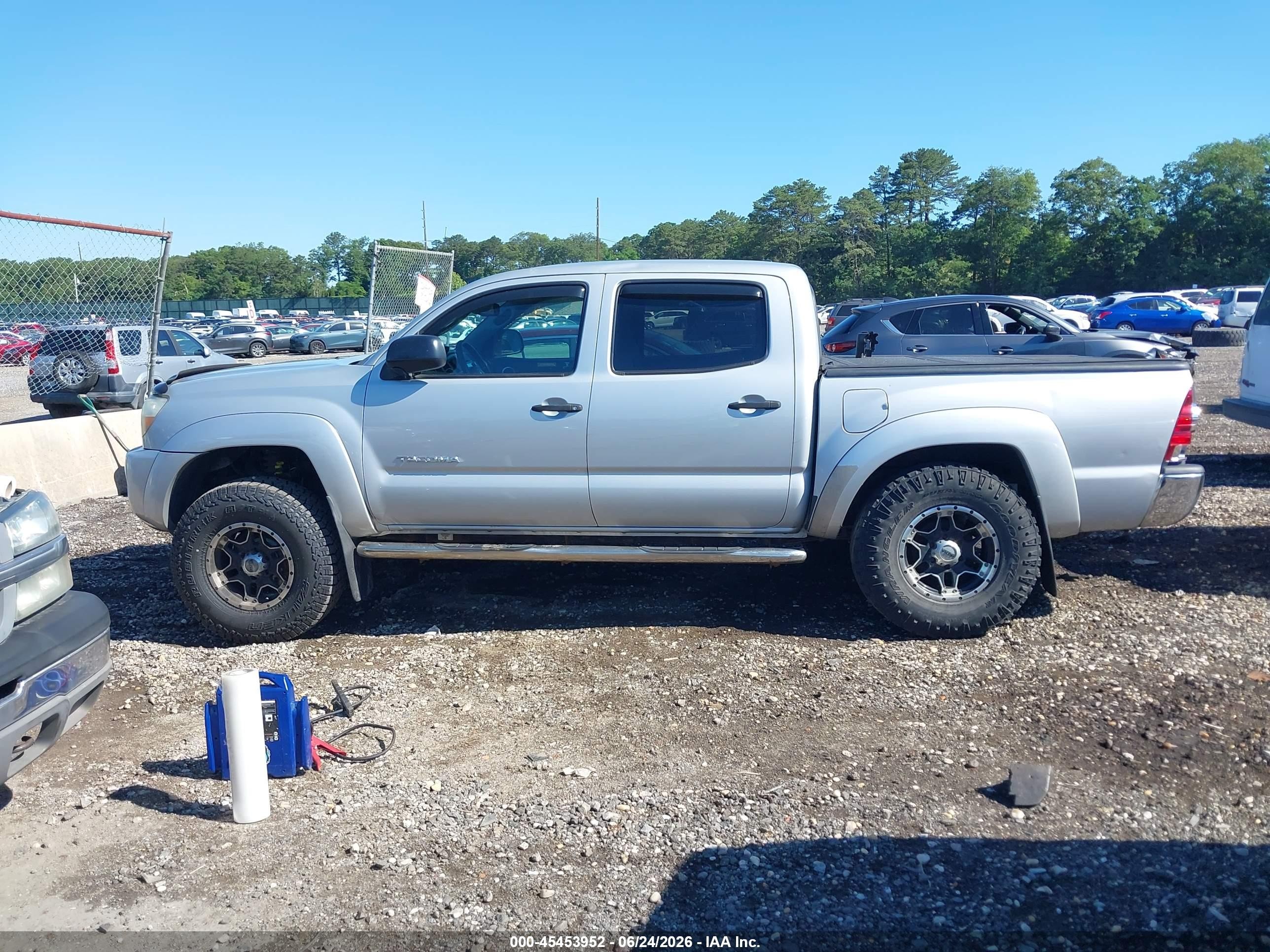 2011 Toyota Tacoma Base V6 Серебряный vin: 3TMLU4ENXBM071994
