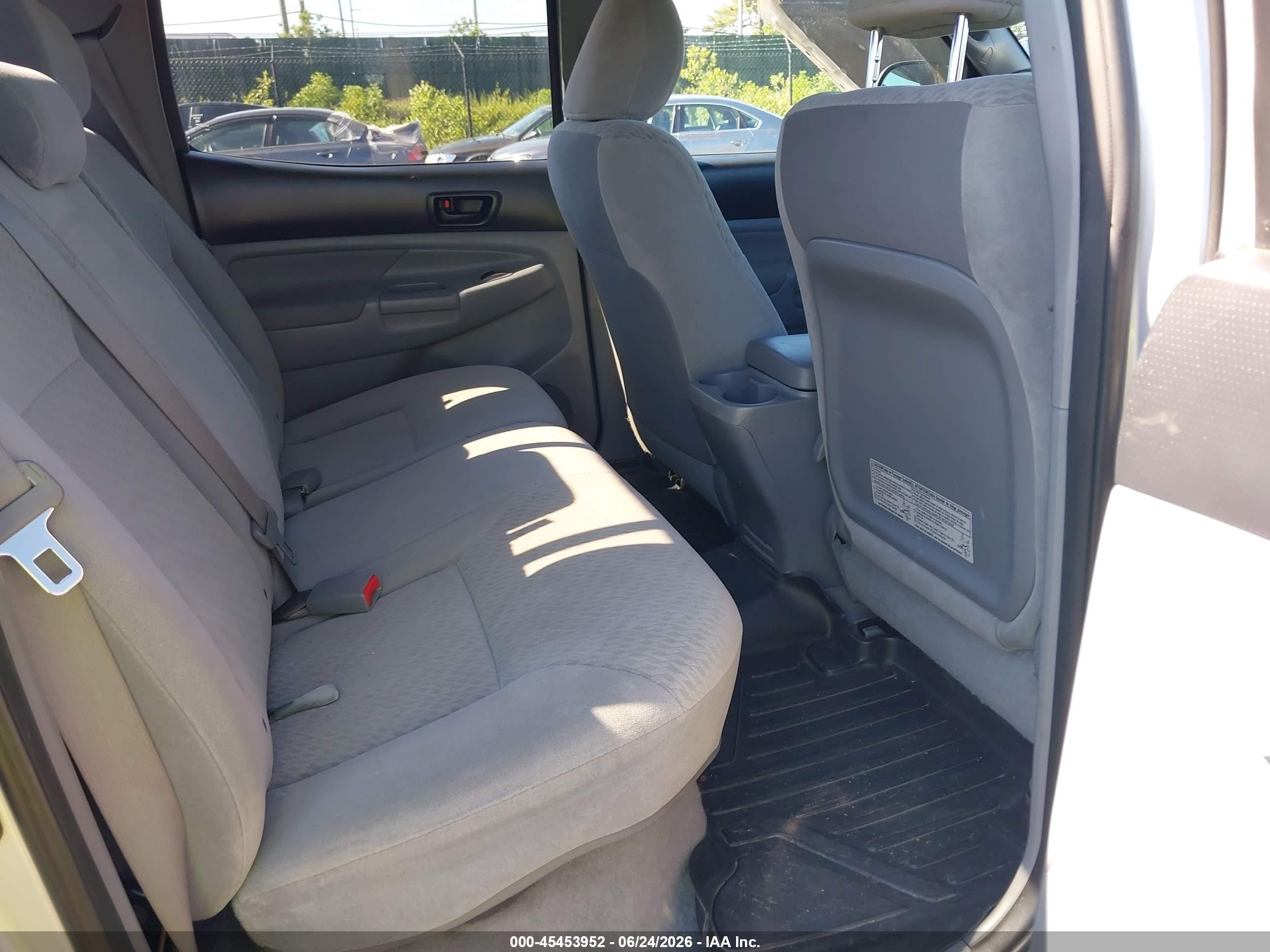 2011 Toyota Tacoma Base V6 Серебряный vin: 3TMLU4ENXBM071994