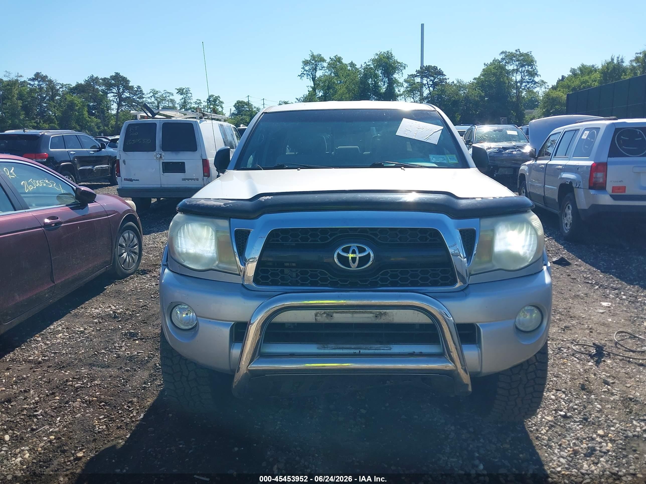 2011 Toyota Tacoma Base V6 Серебряный vin: 3TMLU4ENXBM071994