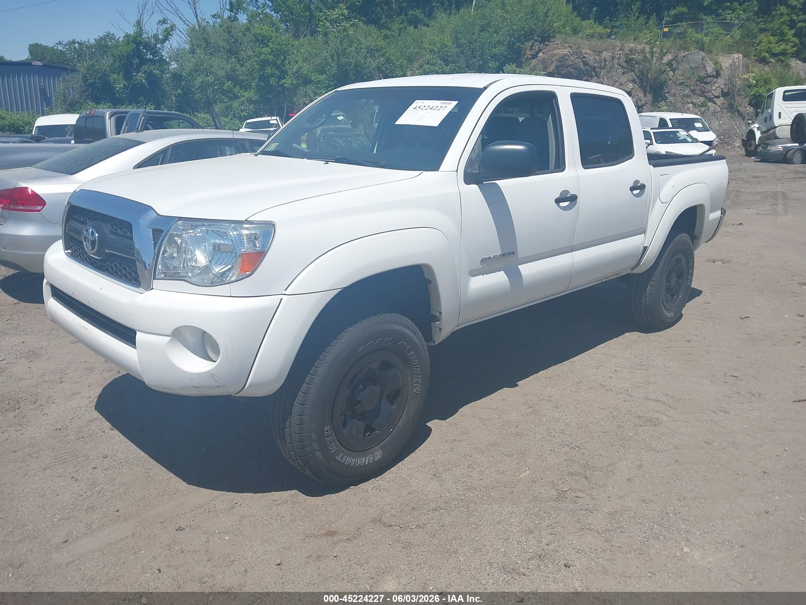 2011 Toyota Tacoma Base V6 White vin: 3TMLU4ENXBM076743