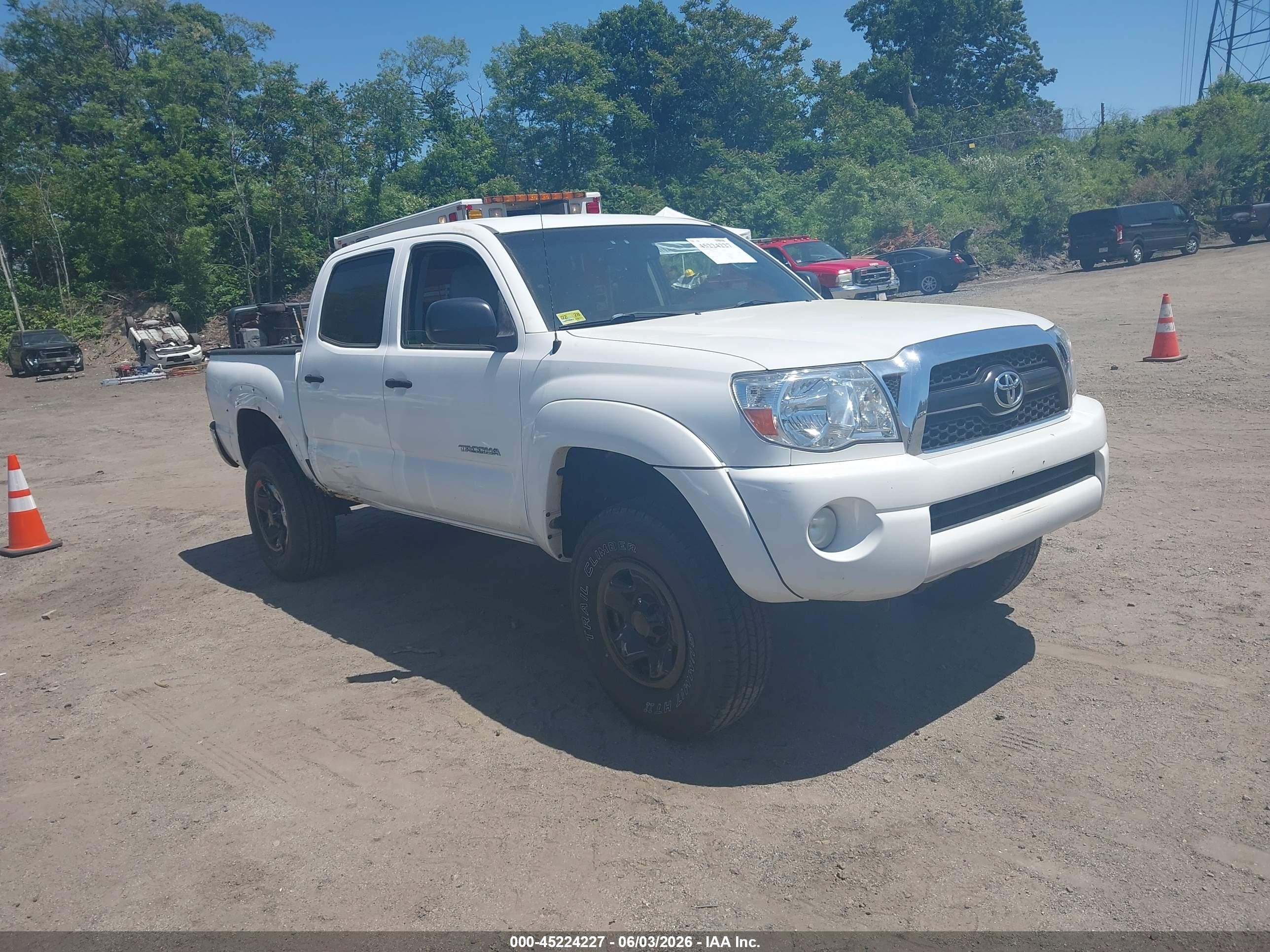 2011 Toyota Tacoma Base V6 White vin: 3TMLU4ENXBM076743