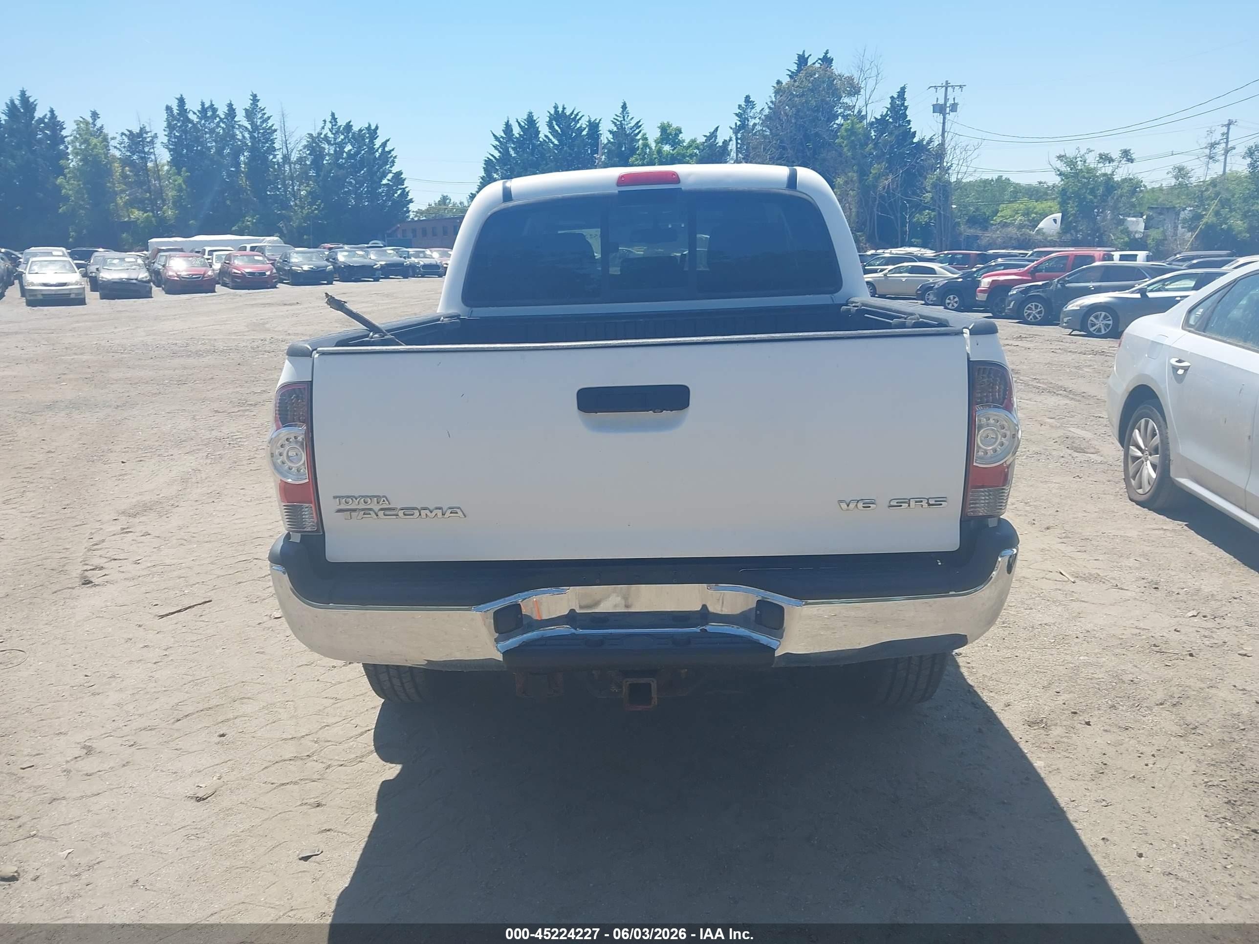 2011 Toyota Tacoma Base V6 White vin: 3TMLU4ENXBM076743
