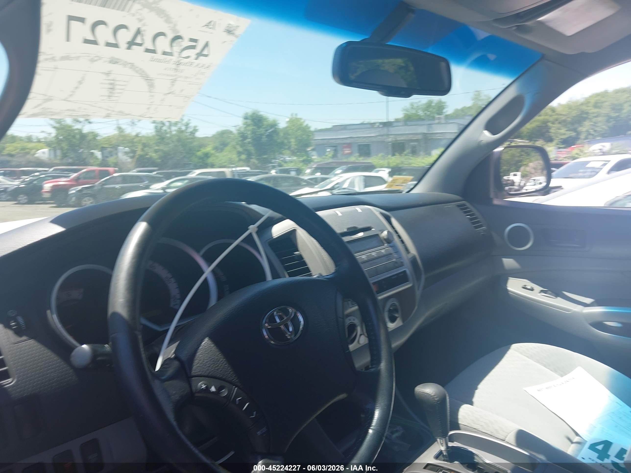 2011 Toyota Tacoma Base V6 White vin: 3TMLU4ENXBM076743
